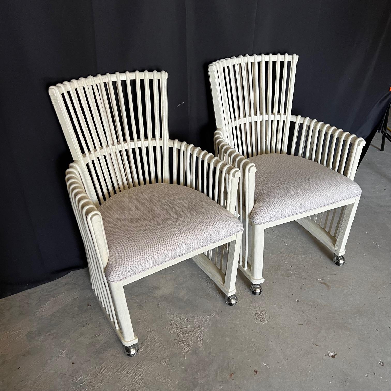 Elegante e tradizionale coppia di sedie da pranzo, laterali o club in rattan curvato bianco di Stanley Furniture Hampton Preserve.  Ogni sedia è super confortevole e robusta grazie alla costruzione a mortasa e tenone.  I robusti fondelli sono