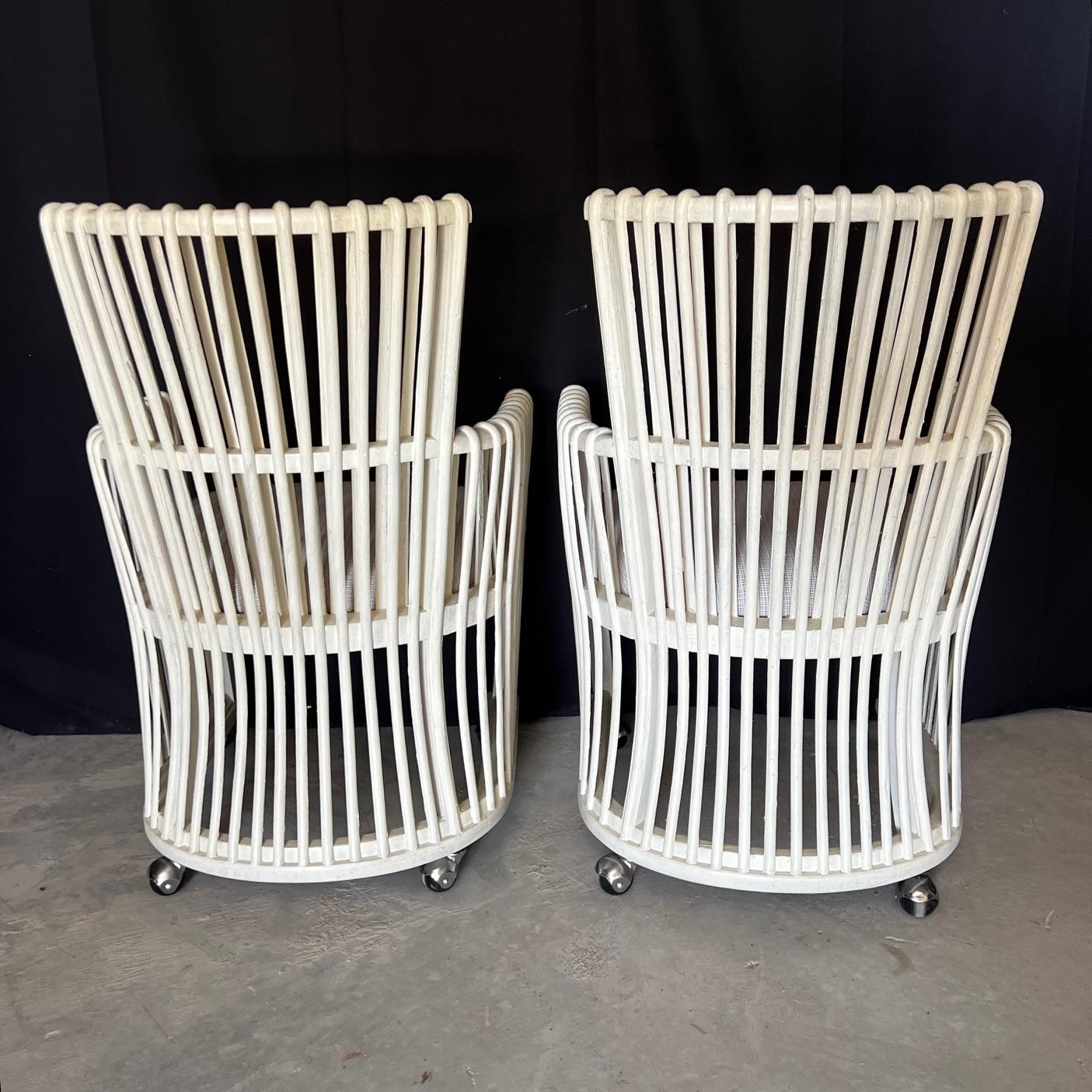 Coppia di sedie in rattan curvato bianco con rotelle In condizioni buone in vendita a Hopewell, NJ