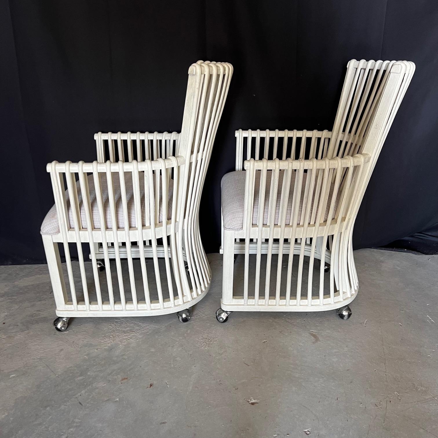 XXI secolo e contemporaneo Coppia di sedie in rattan curvato bianco con rotelle in vendita