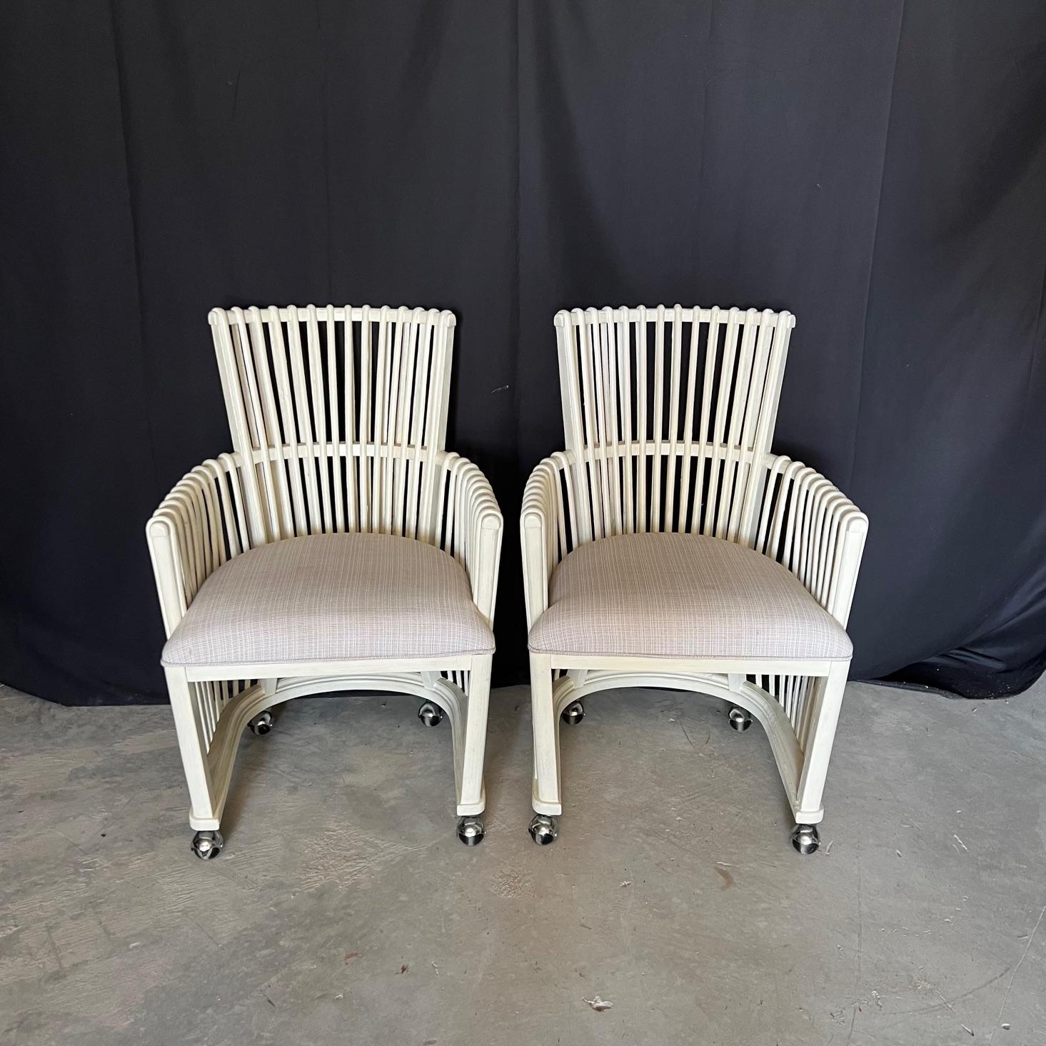 Coppia di sedie in rattan curvato bianco con rotelle in vendita 1