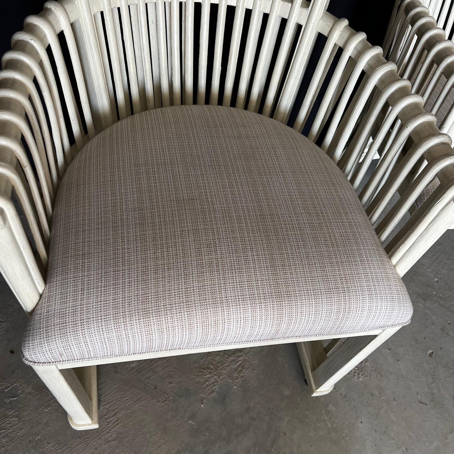 Coppia di sedie in rattan curvato bianco con rotelle in vendita 2