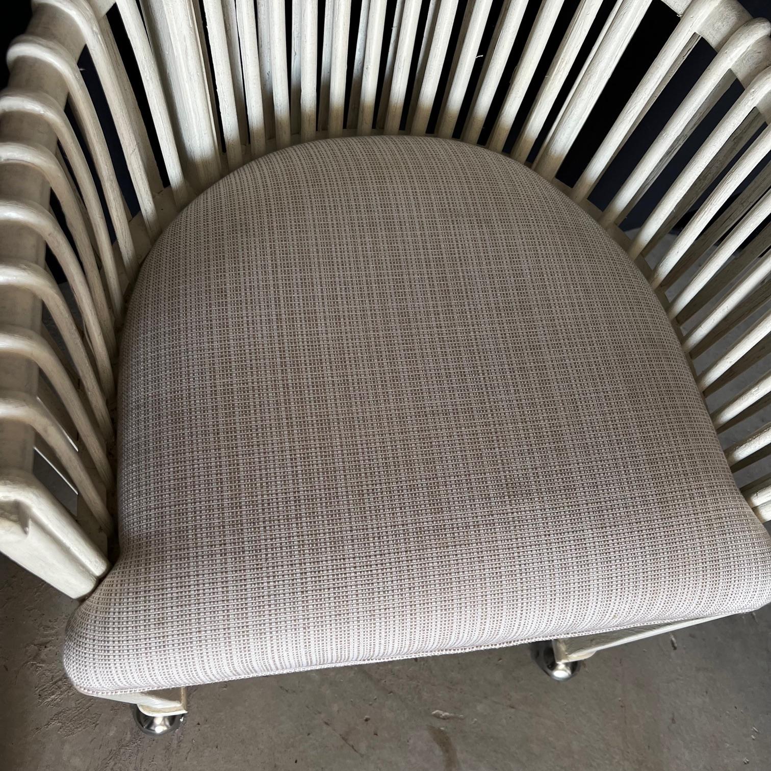 Coppia di sedie in rattan curvato bianco con rotelle in vendita 3
