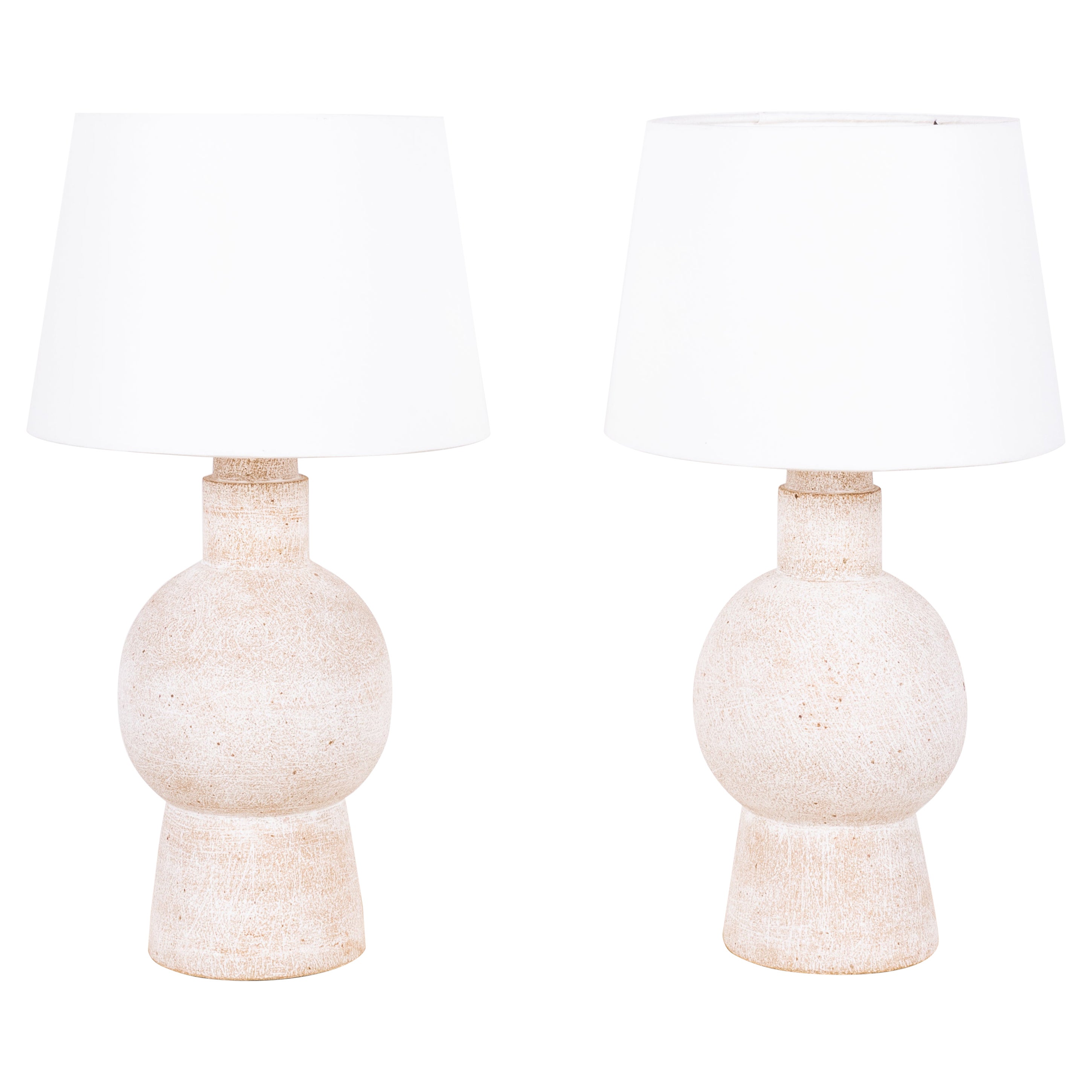 Ein Paar weiße 'Bilboquet'-Steingutlampen von Design Frères im Angebot