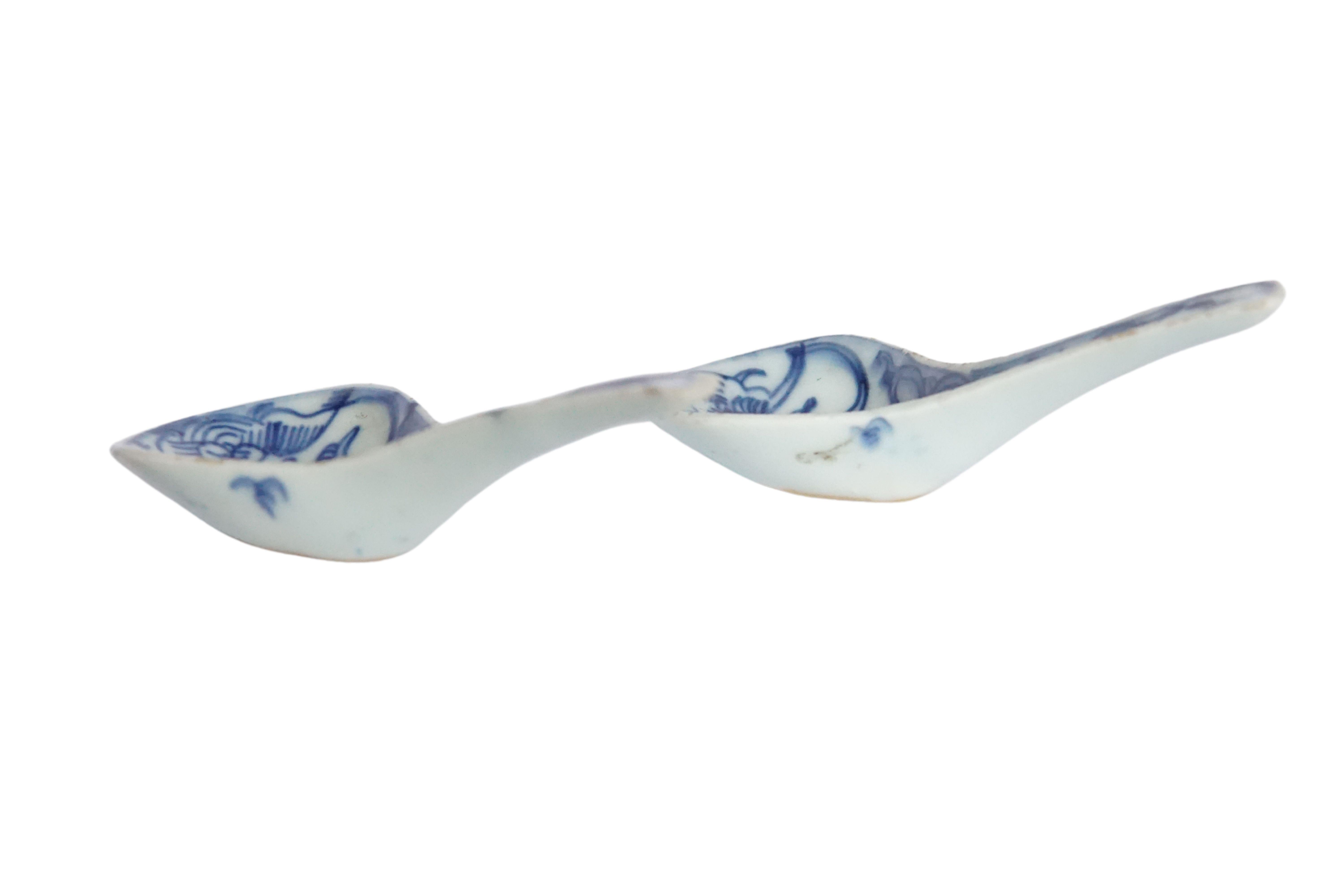 Paar weiß-blaue chinesische Keramik-/Porzellanlöffel, doppelte Glücksbringer (Chinesisch) im Angebot