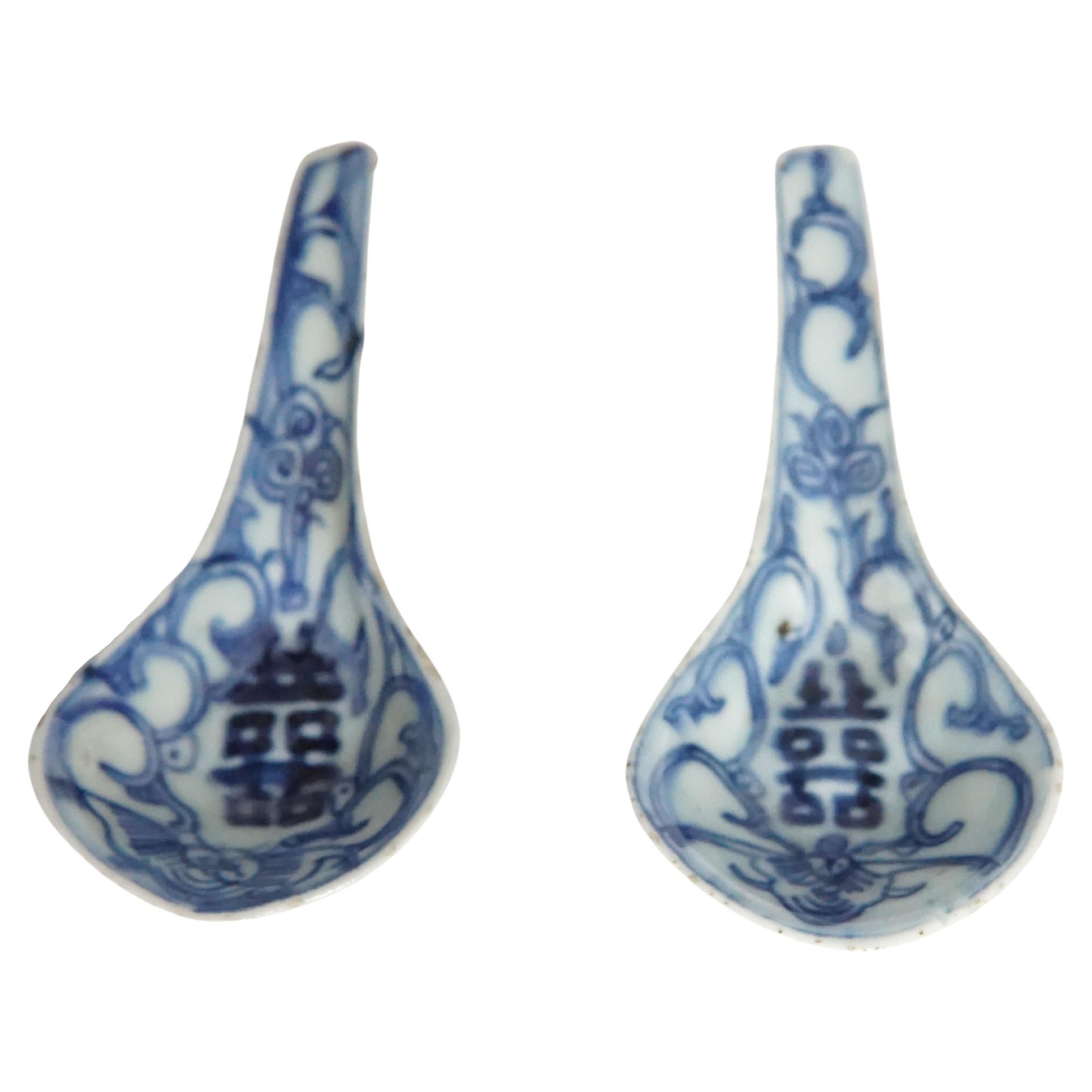 Une paire de cuillères en céramique bleue et blanche merveilleusement peintes à la main, datant d'environ 1850. Ils portent des signes de double bonheur et une forme merveilleuse et sculpturale. Un grand morceau d'histoire chinoise. 
 
