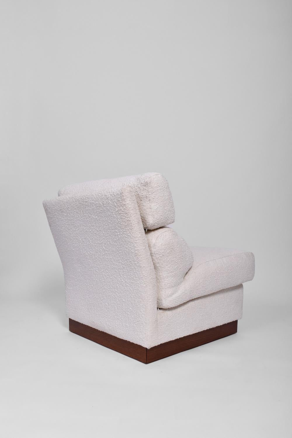 Ein Paar weiße Bouclé-Stühle, 1970er Jahre. (Französisch) im Angebot
