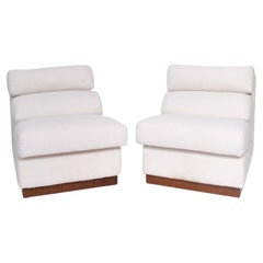 Paire de chaises en bouclette blanche, années 1970.