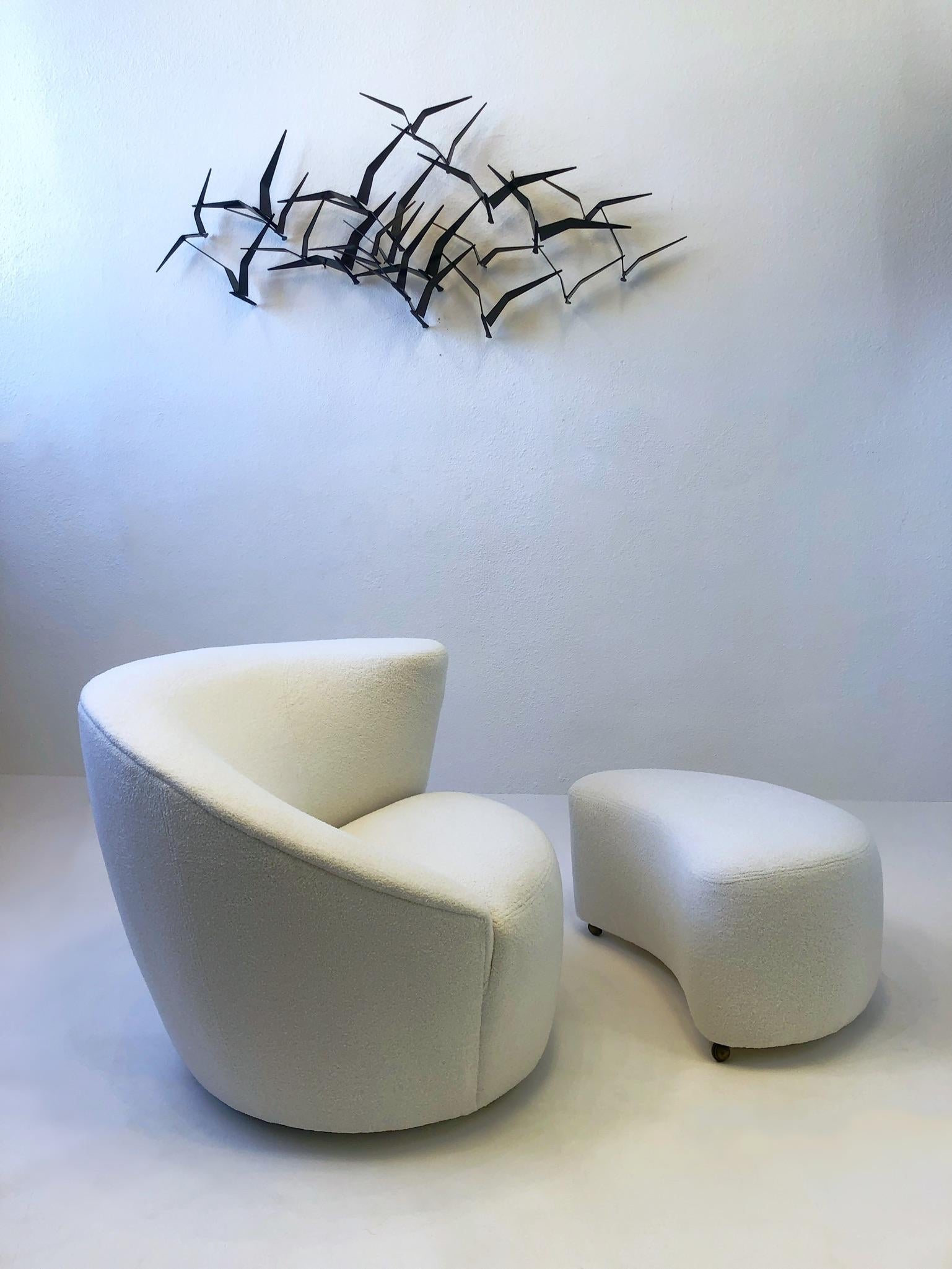 Pair of White Boucle Lounge Chairs and Ottomans by Vladimir Kagan For Sale 2
