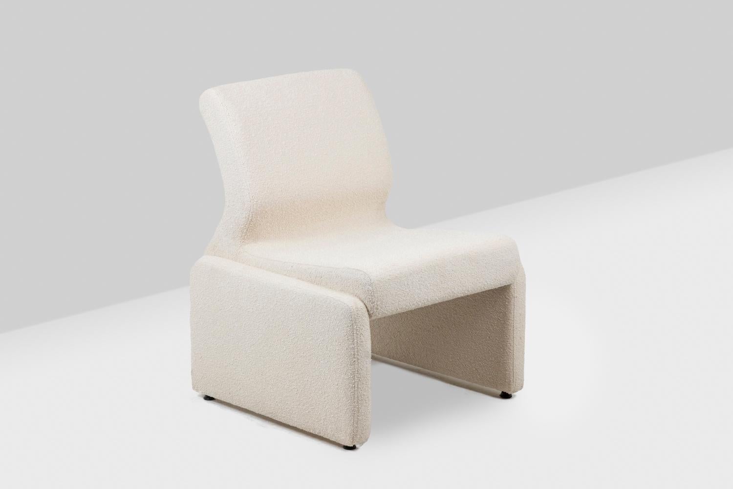 Pair of low chairs with loops, rectangular in shape and white in color. Curved backrest.

Work realized in the 1970s.