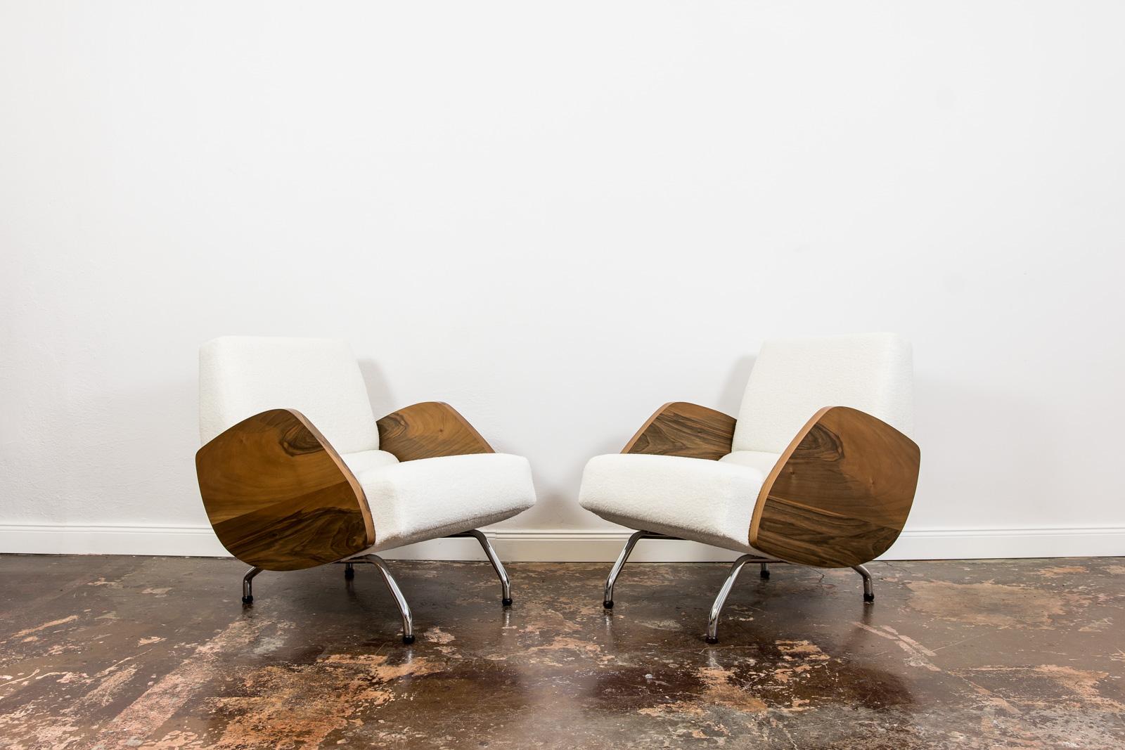 Mid-Century Modern Pair of White Bouclé Mid-Century Lounge Chairs 
