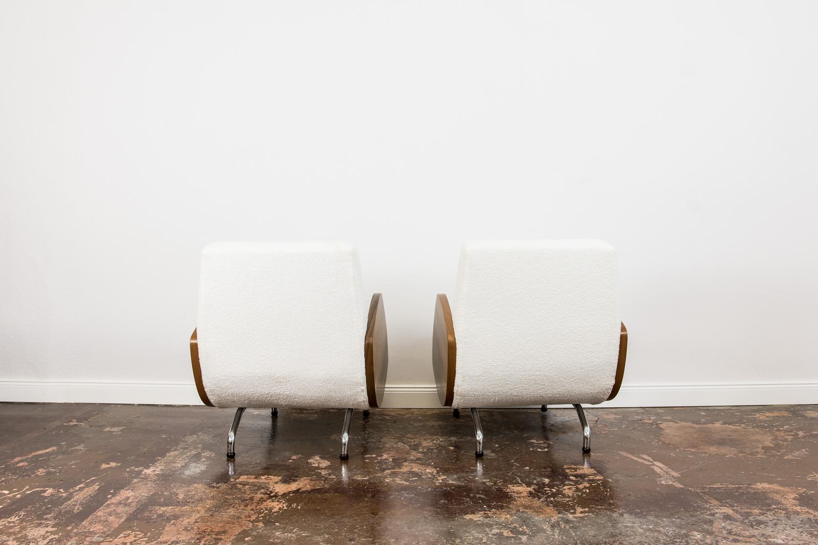 Mid-20th Century Pair of White Bouclé Mid-Century Lounge Chairs 