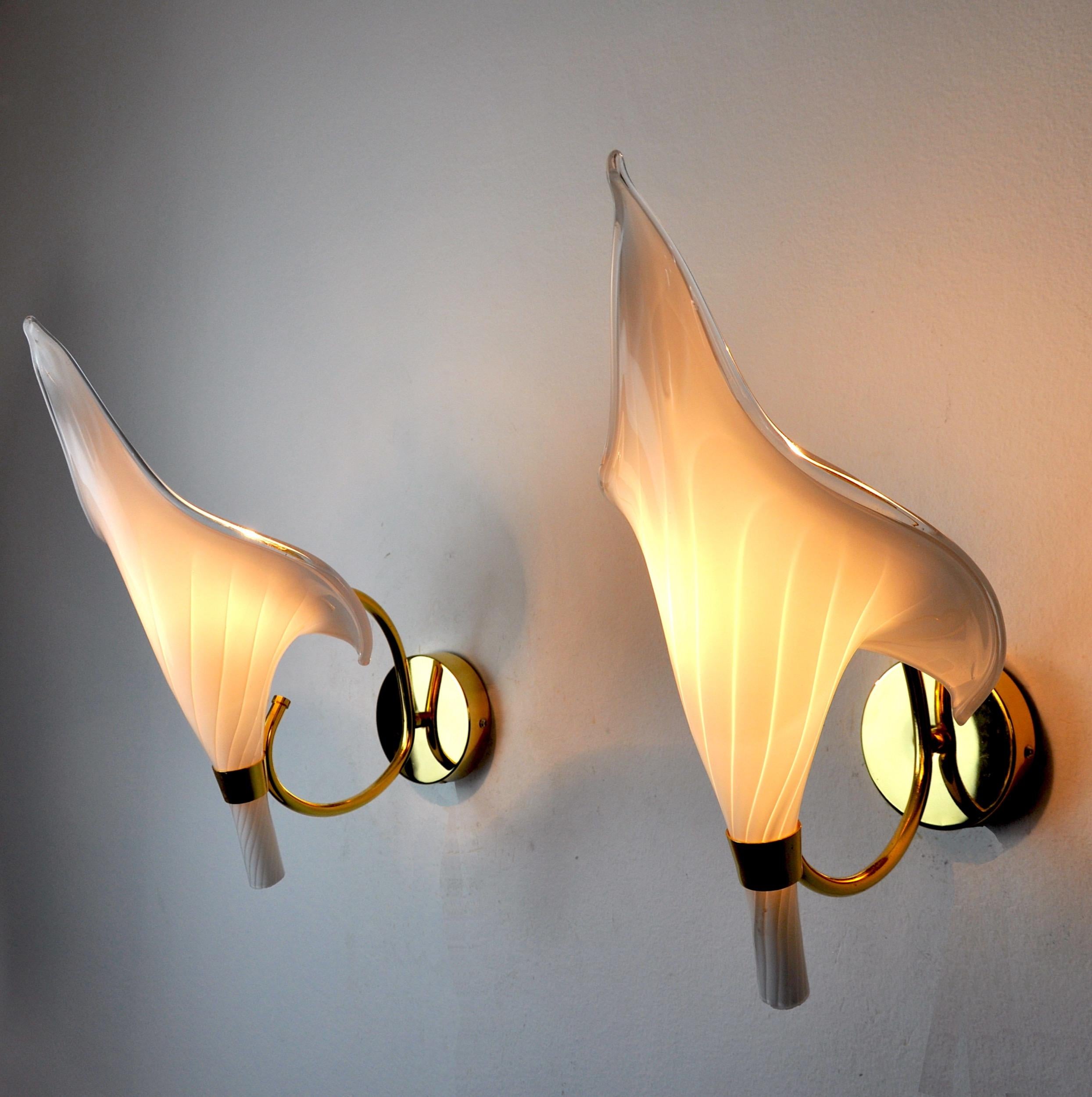 Superb and rare pair of calla lily wall lamps in Murano glass, designed and produced in Italy in the 1970s.
Gilded metal structure composed of a white cut crystal in the shape of a fleur-de-lys, made by Italian master glassmakers.
Rare design object