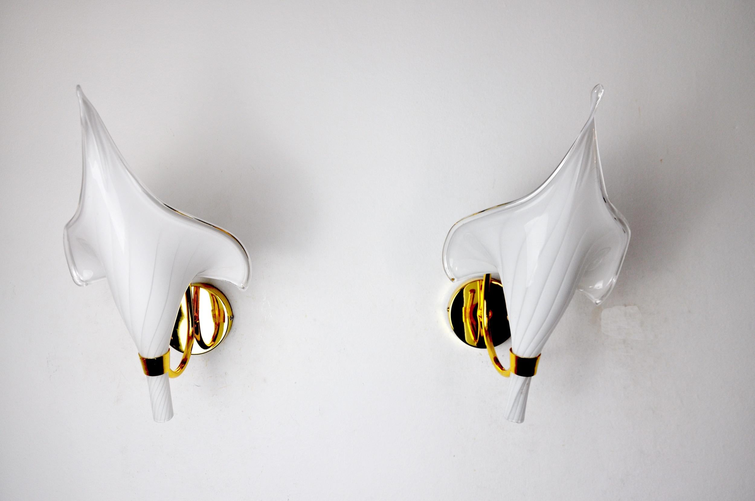 Hollywood Regency Pair of White Calla Lily Sconces, Murano Glass, Italy, 1970 For Sale