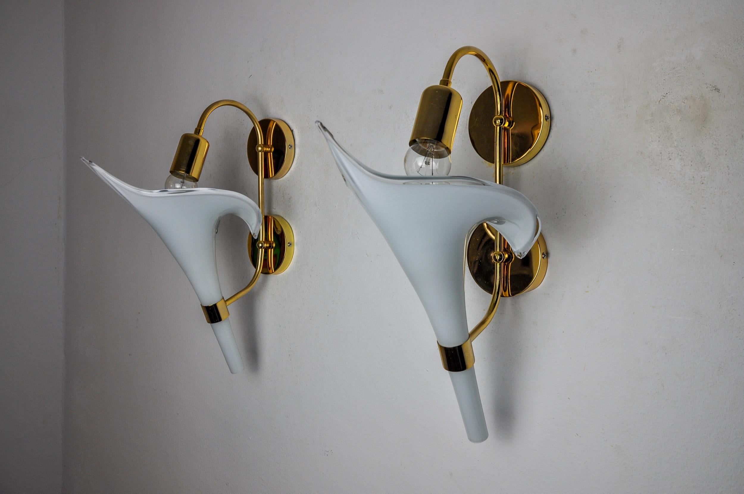 Hollywood Regency Pair of white calla lily sconces, murano glass, Italy, 1970 For Sale