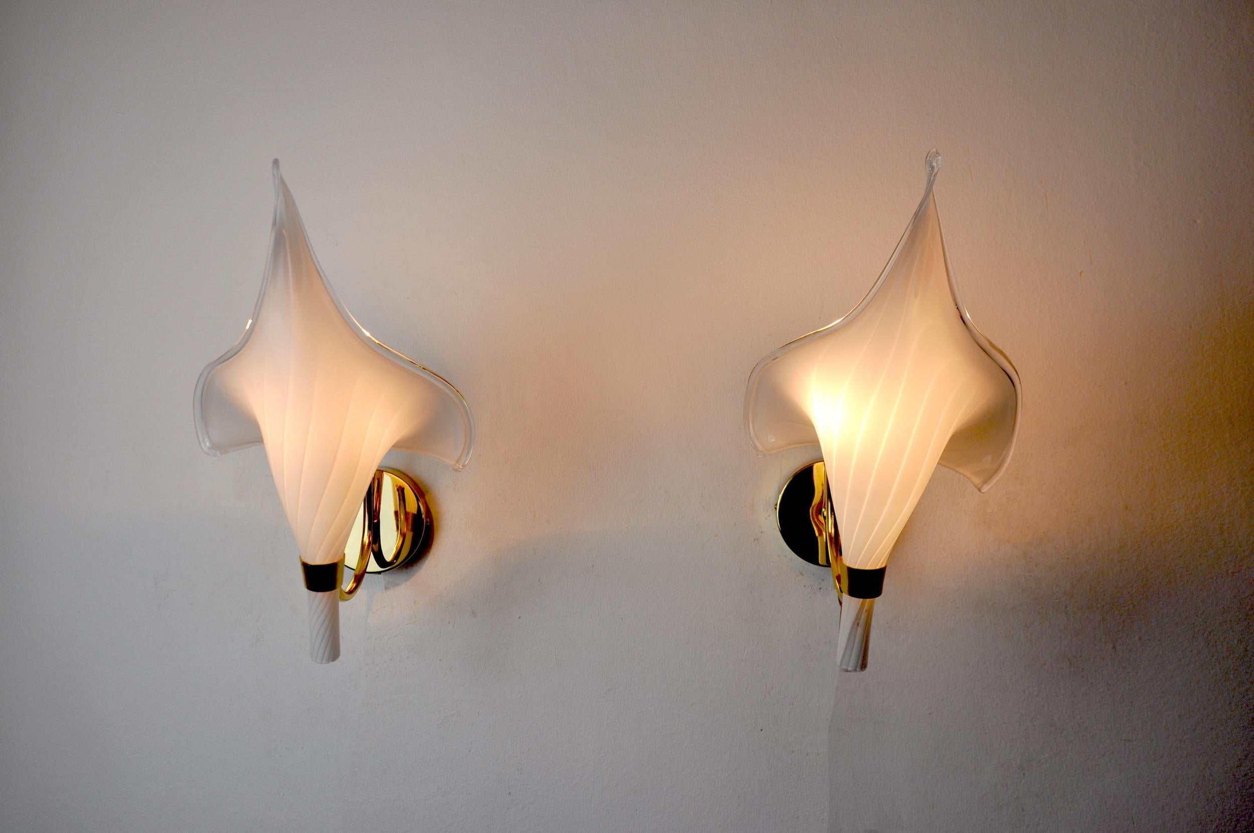 Pair of White Calla Lily Sconces, Murano Glass, Italy, 1970 In Good Condition For Sale In BARCELONA, ES