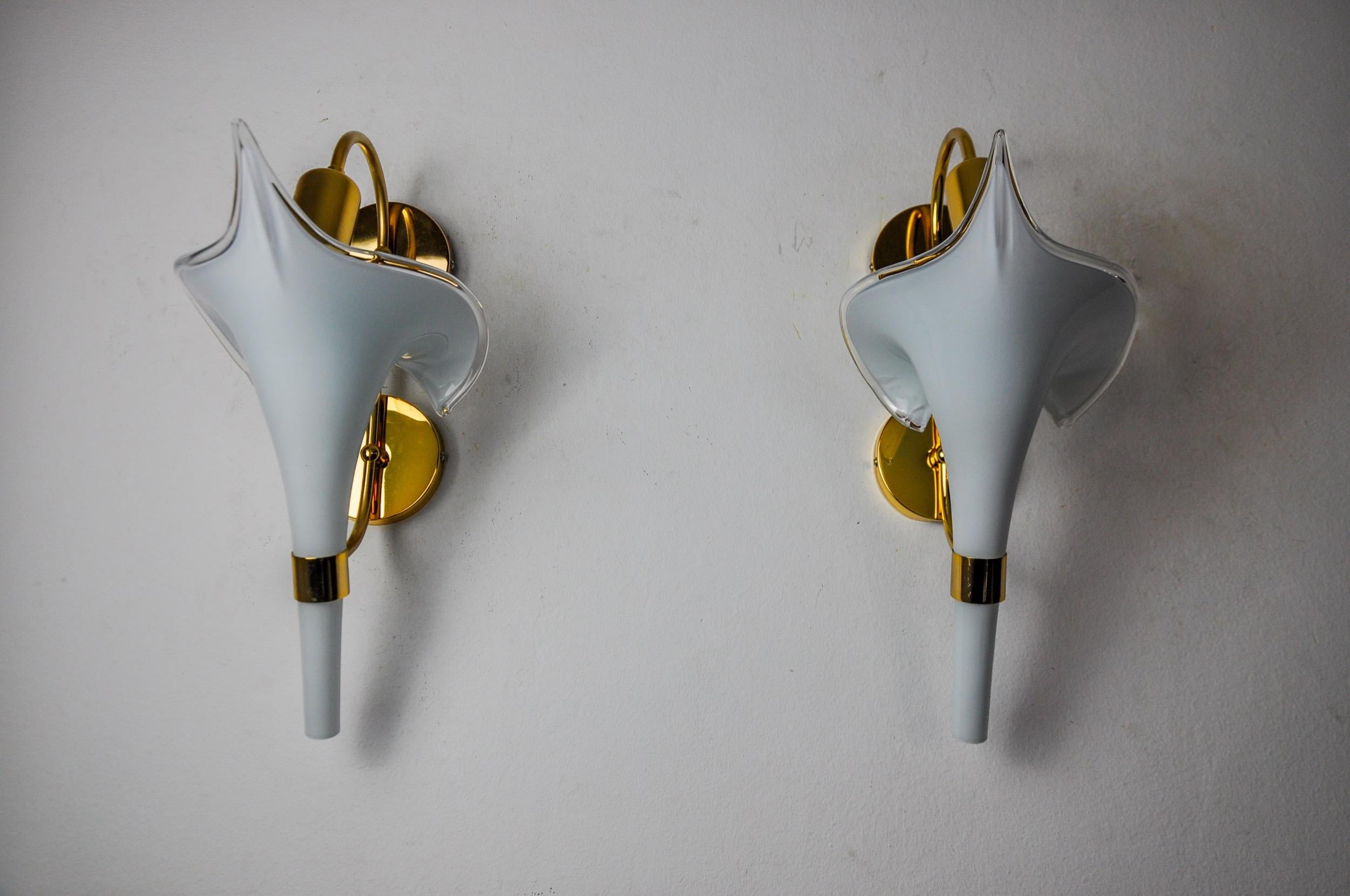 Pair of white calla lily sconces, murano glass, Italy, 1970 In Good Condition For Sale In BARCELONA, ES