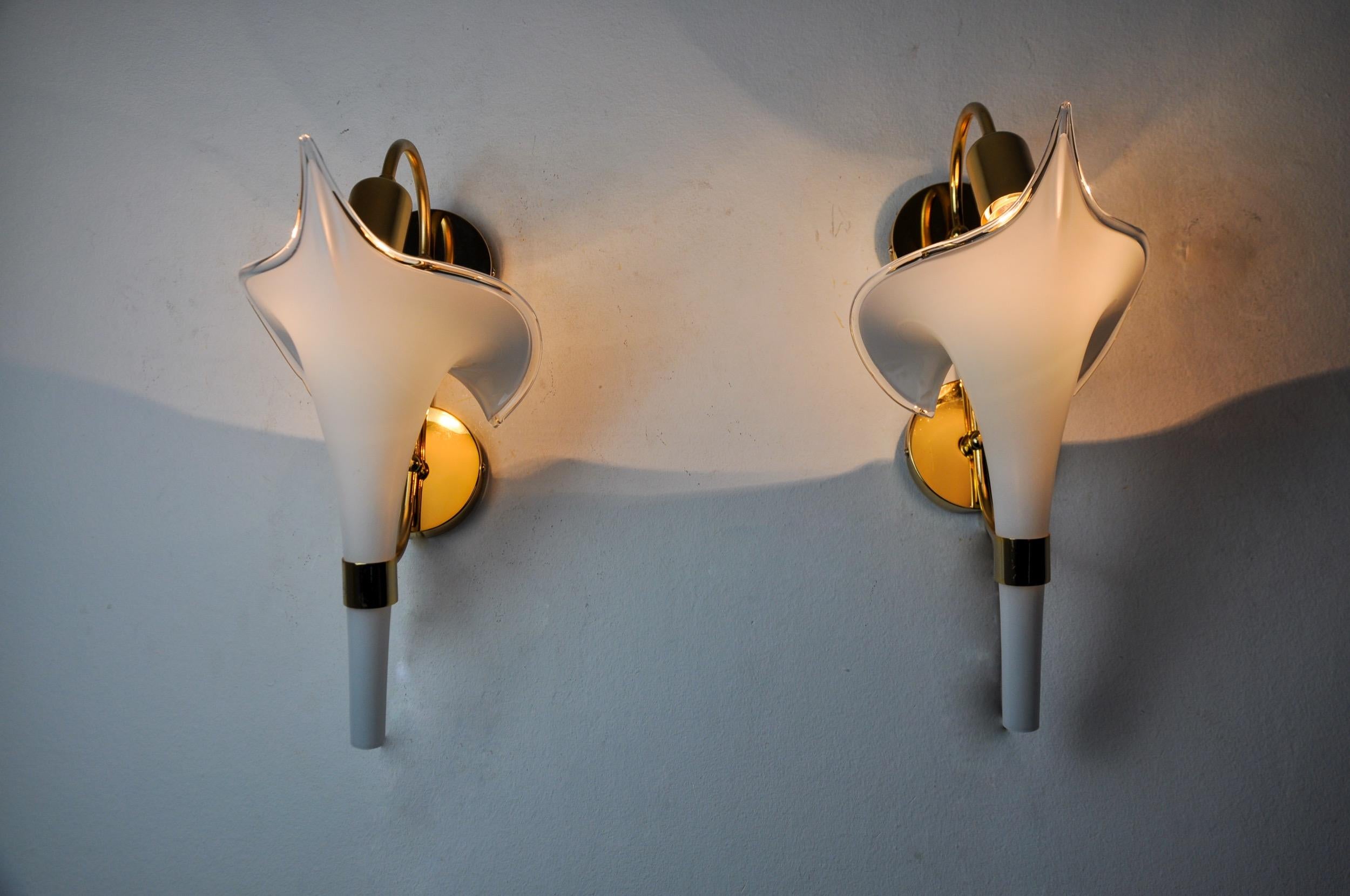 Crystal Pair of white calla lily sconces, murano glass, Italy, 1970 For Sale