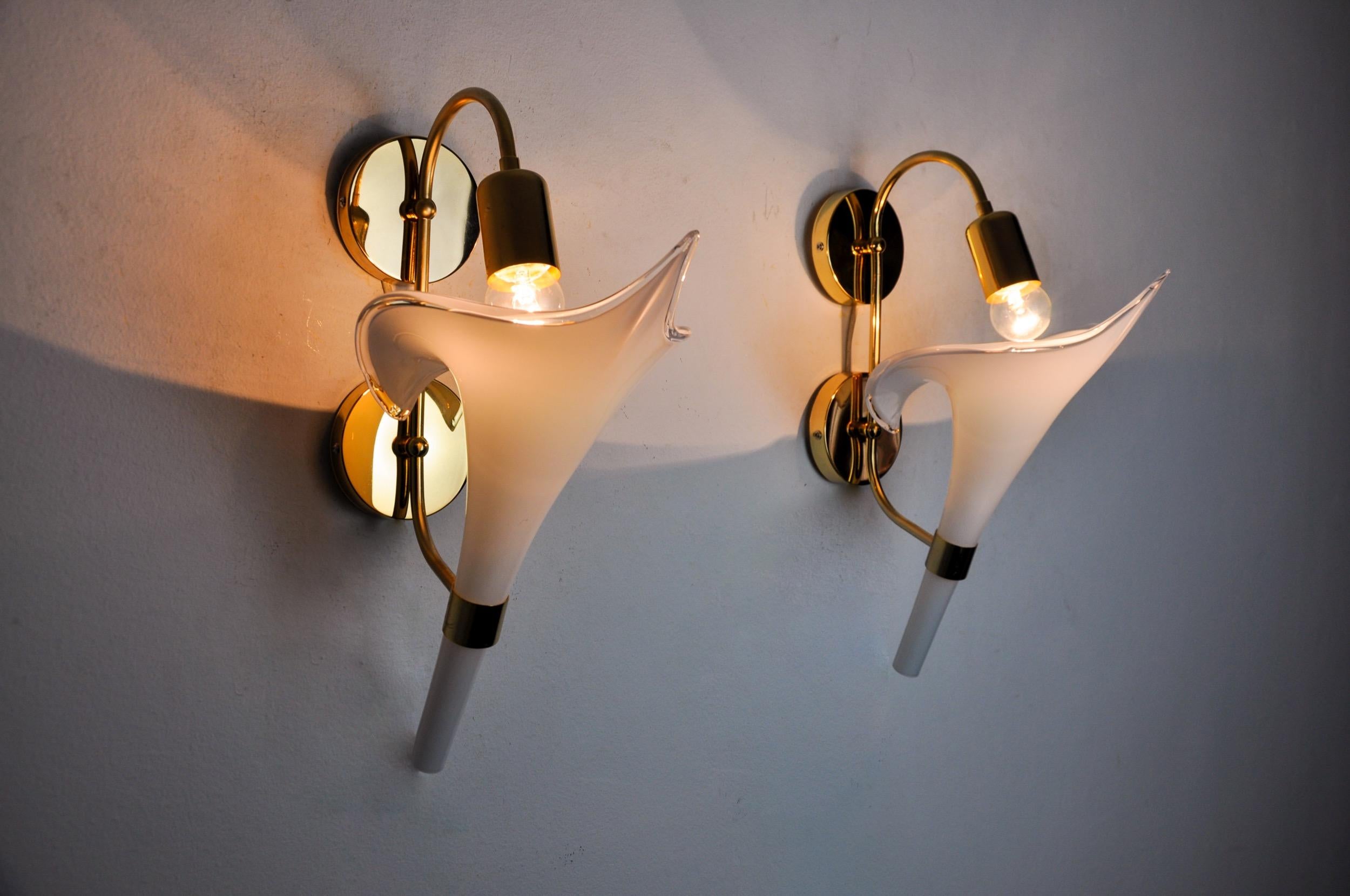 Pair of white calla lily sconces, murano glass, Italy, 1970 For Sale 1