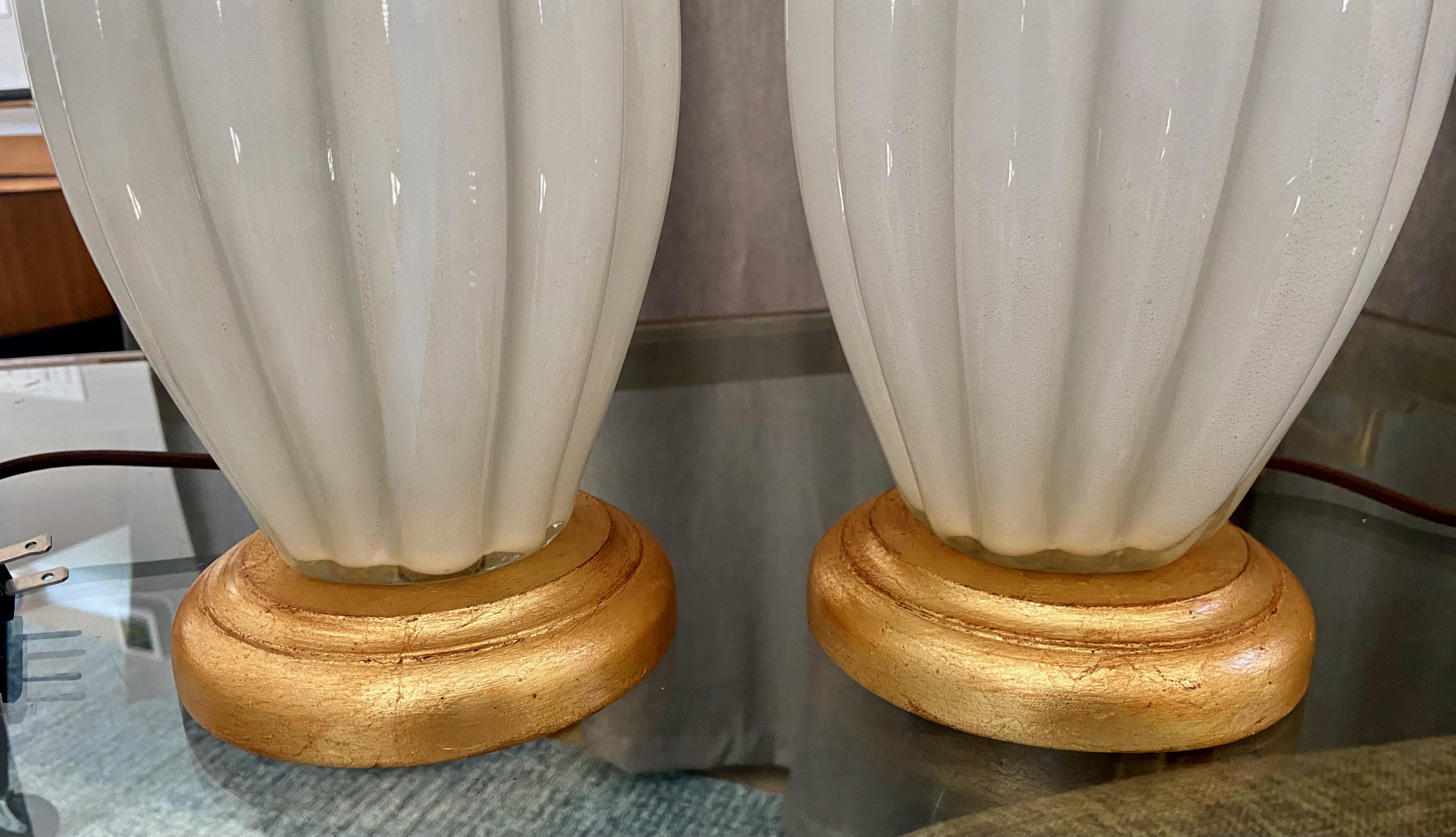 Paire de lampes de bureau en verre de Murano avec boîtier blanc en vente 5