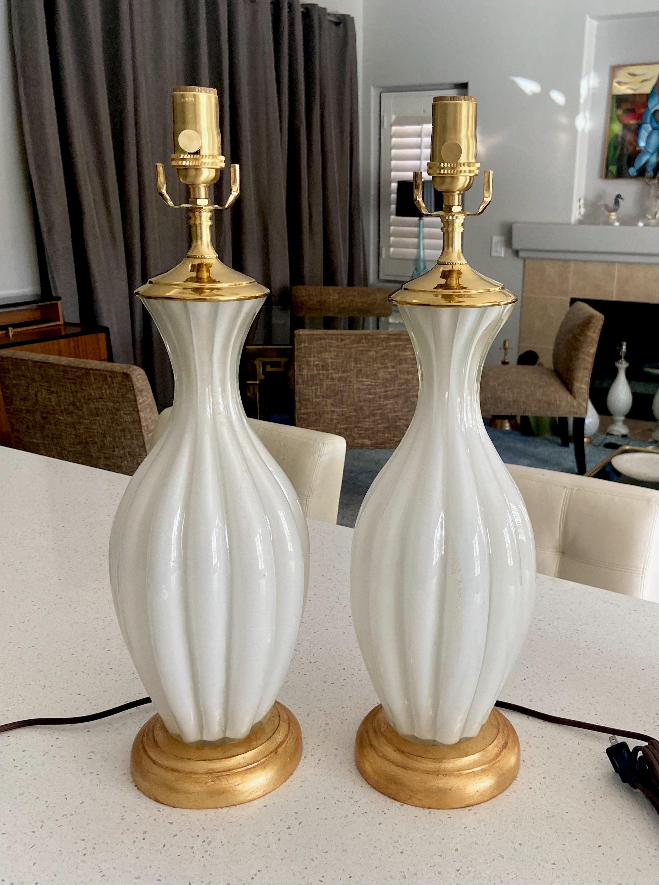 Paire de lampes de bureau en verre de Murano avec boîtier blanc en vente 6