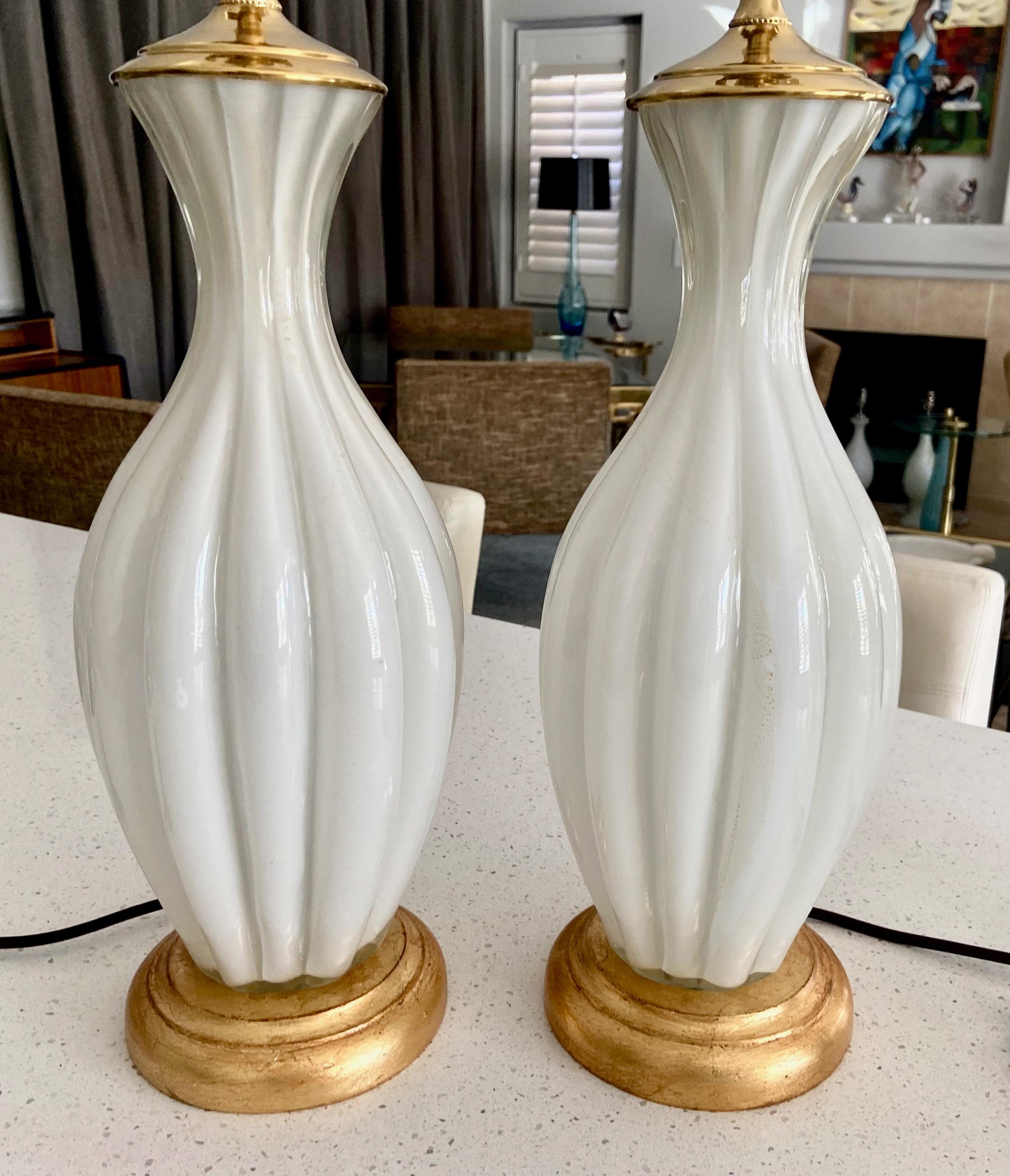 Paire de lampes de bureau en verre de Murano avec boîtier blanc en vente 7