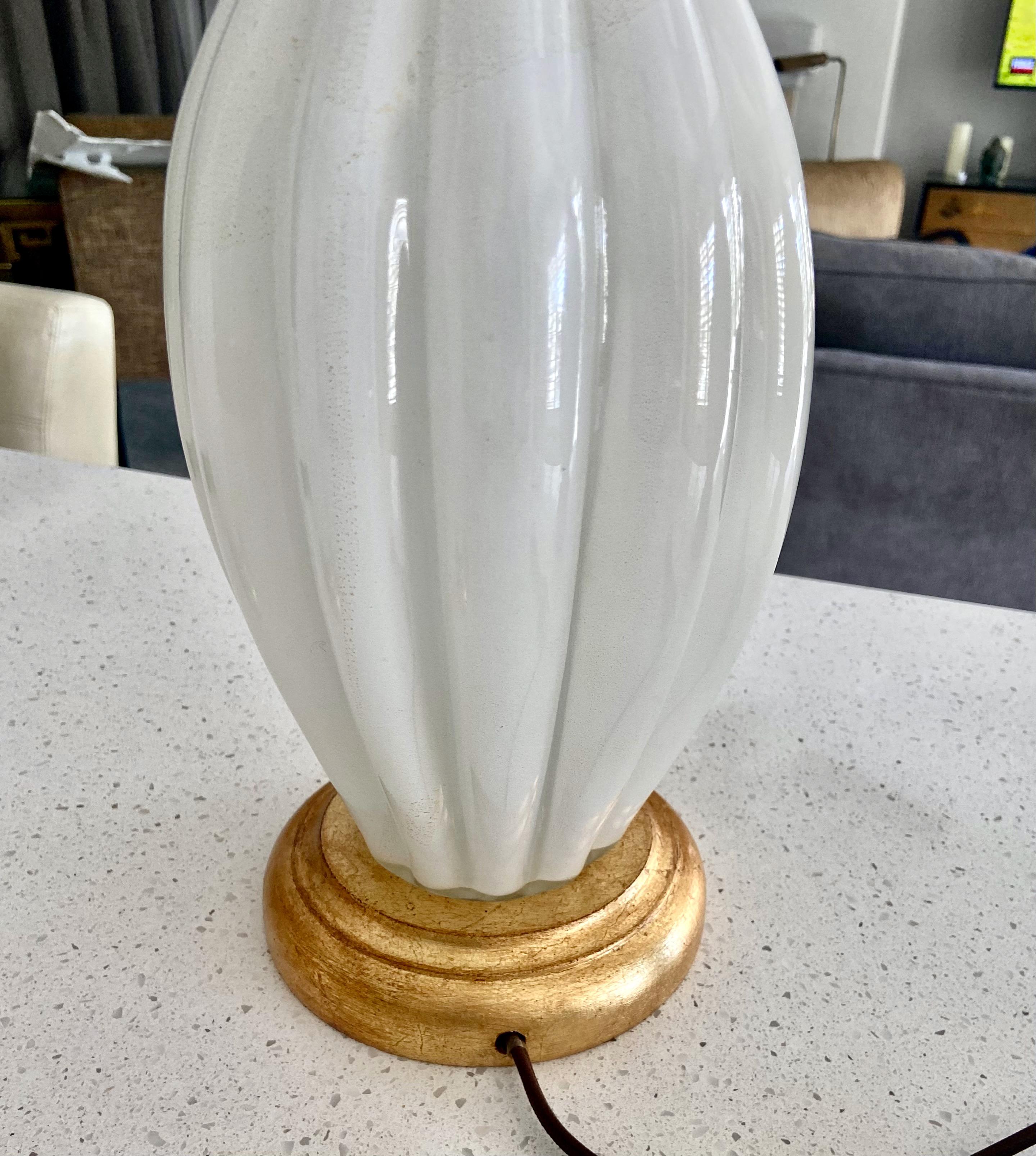 Paire de lampes de bureau en verre de Murano avec boîtier blanc en vente 8
