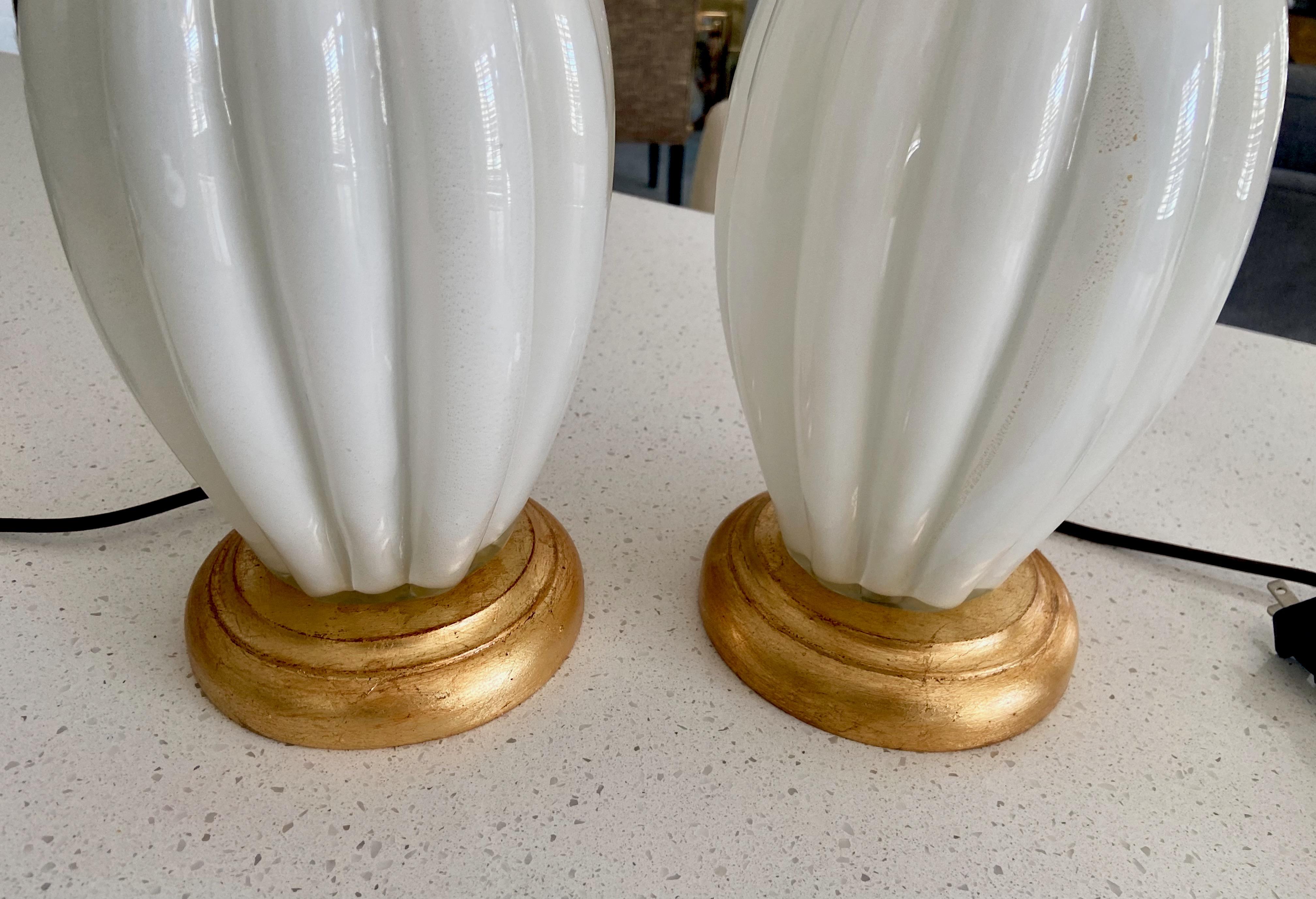 Paire de lampes de bureau en verre de Murano avec boîtier blanc en vente 9