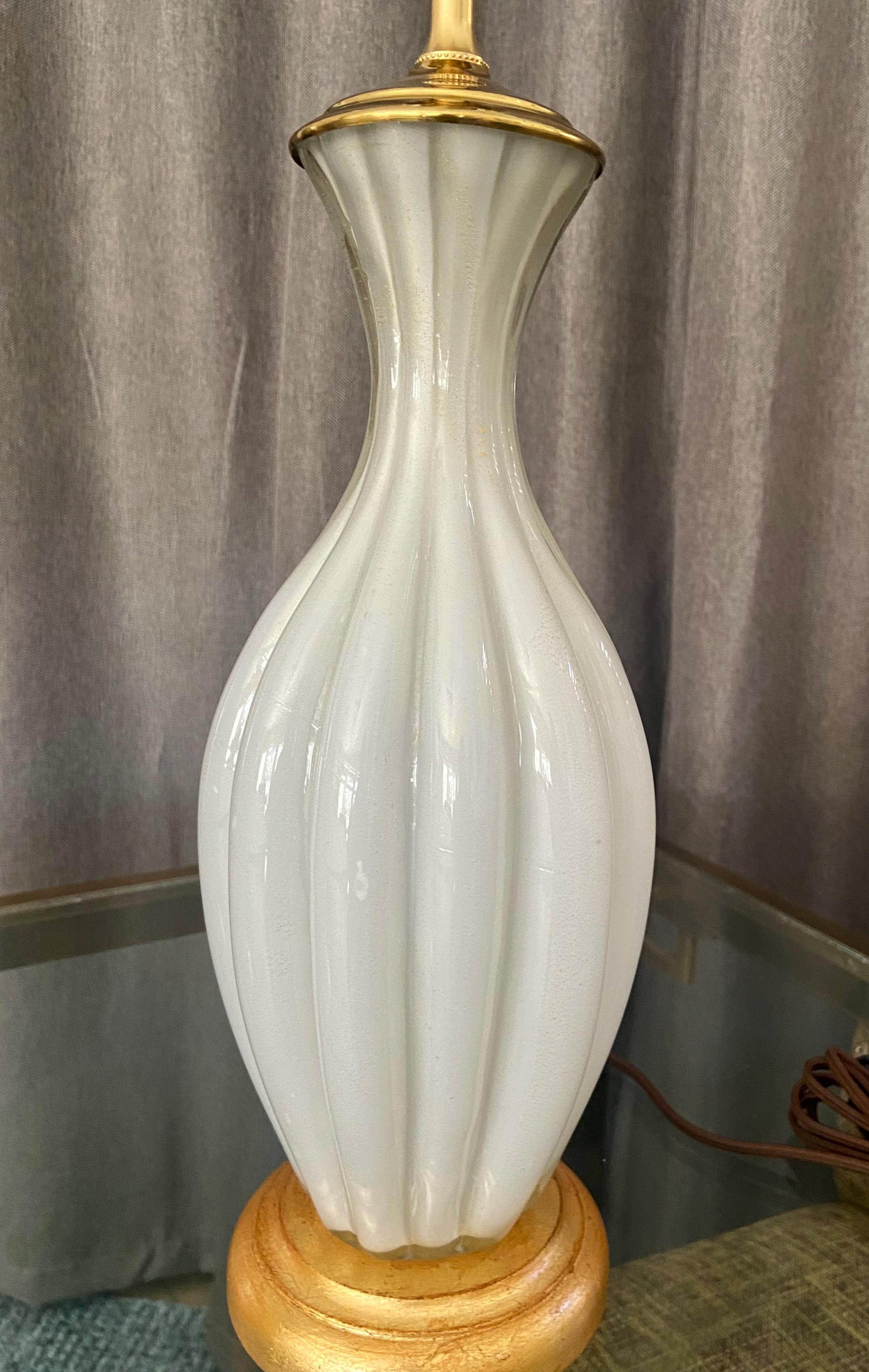 italien Paire de lampes de bureau en verre de Murano avec boîtier blanc en vente