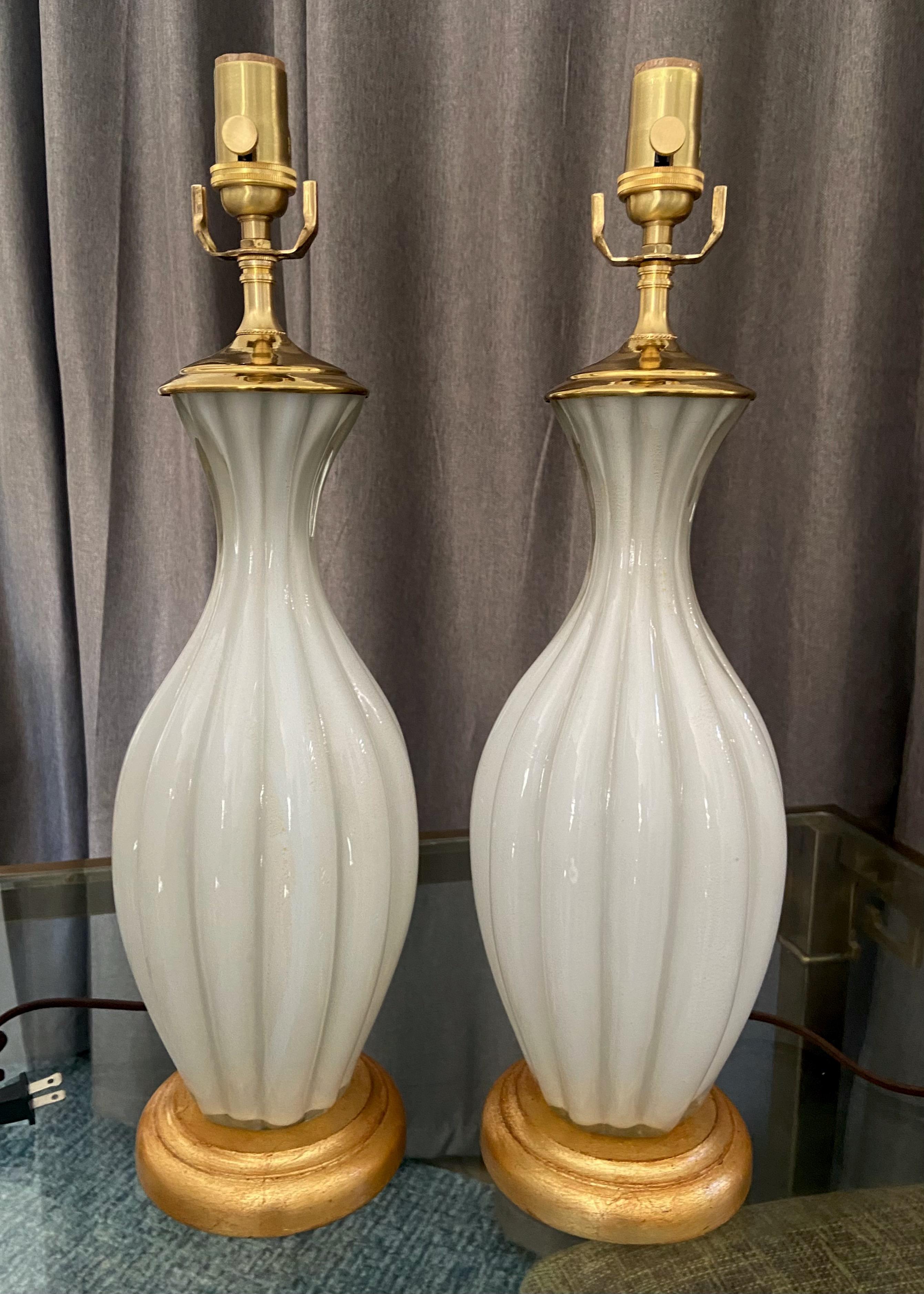 Paire de lampes de bureau en verre de Murano avec boîtier blanc Bon état - En vente à Palm Springs, CA