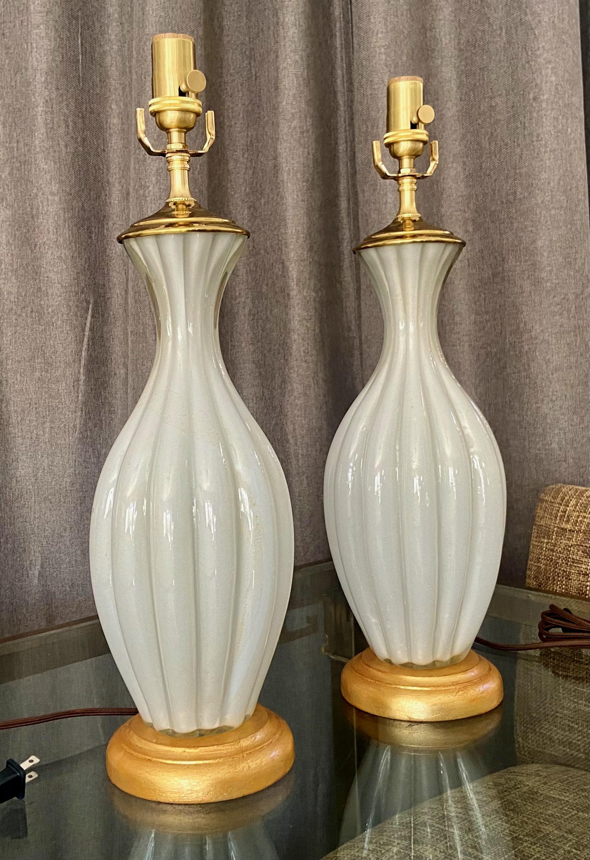 Paar Tischlampen aus weißem Muranoglas mit Gehäuse (Mitte des 20. Jahrhunderts) im Angebot