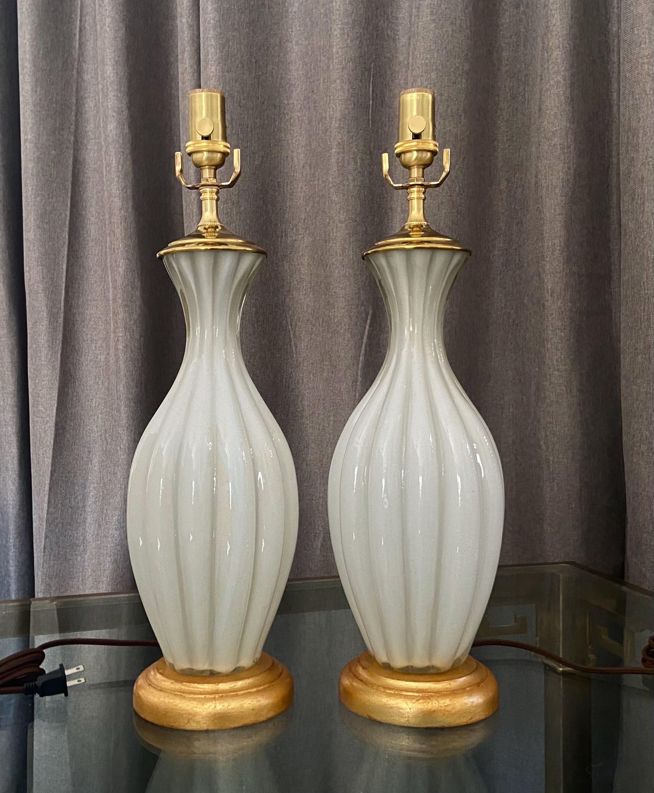 Paar Tischlampen aus weißem Muranoglas mit Gehäuse (Messing) im Angebot