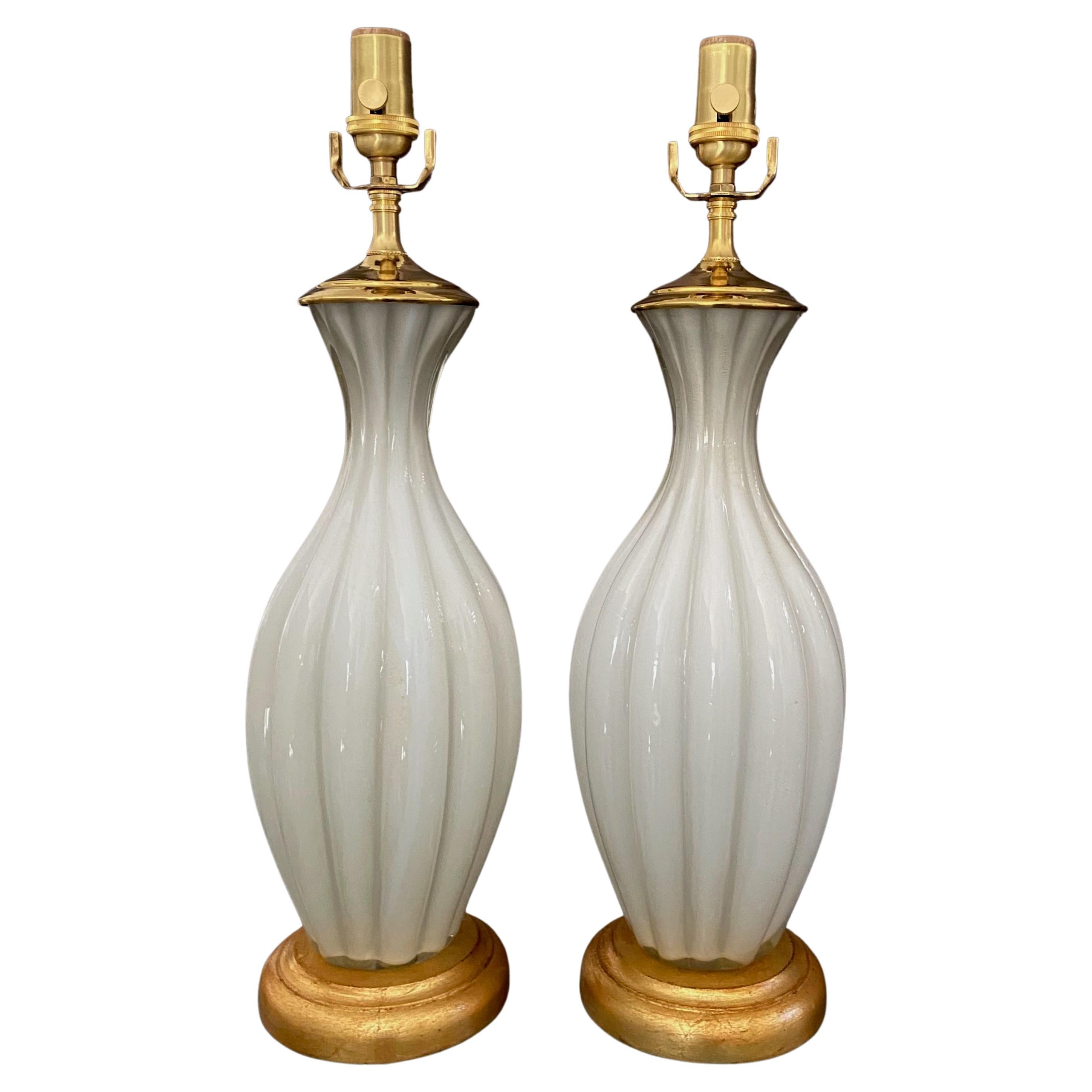 Paar Tischlampen aus weißem Muranoglas mit Gehäuse im Angebot