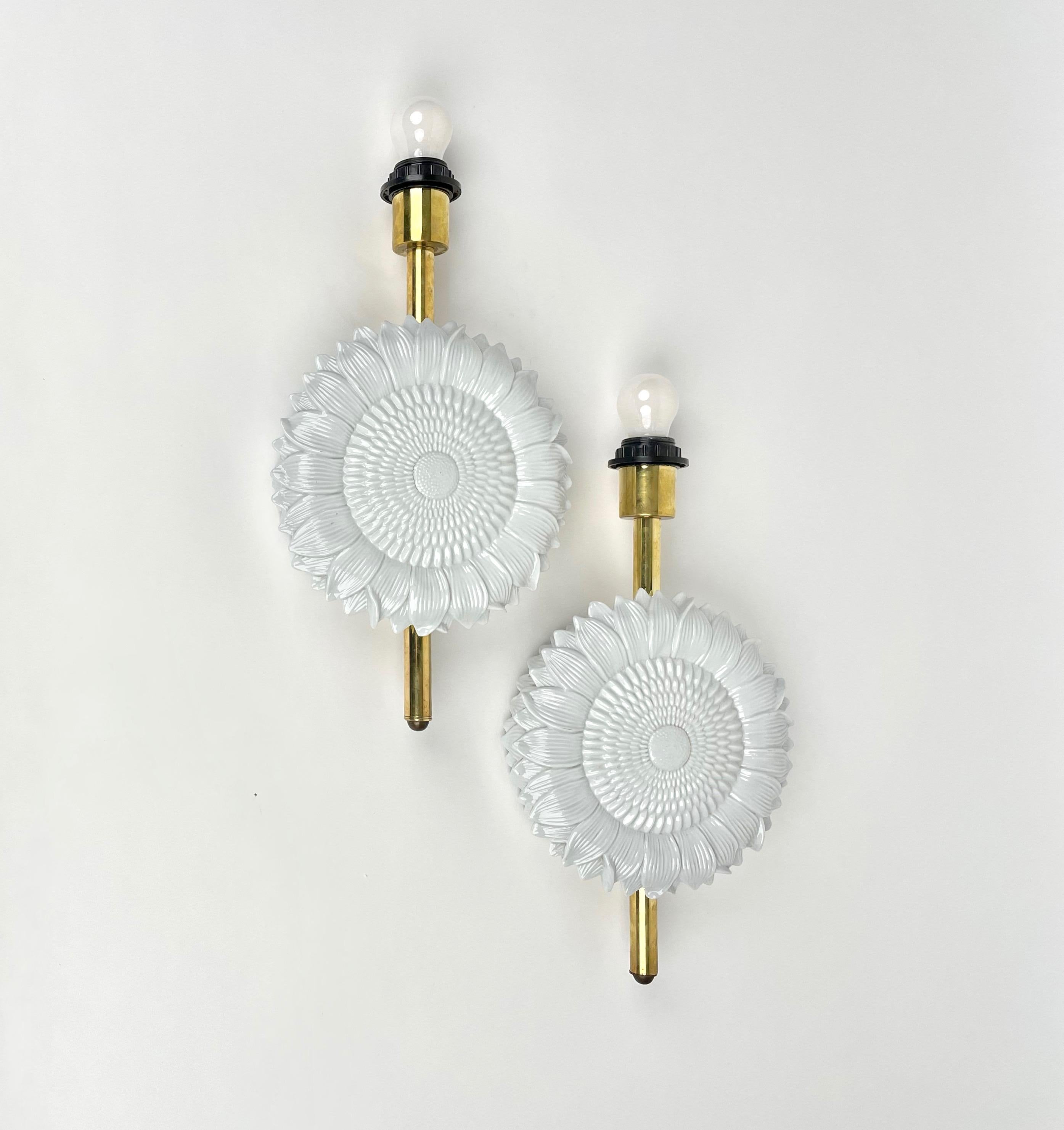 Pair of wall light sconces in floral decor white ceramics and brass.

Made in Italy in the 1970s.