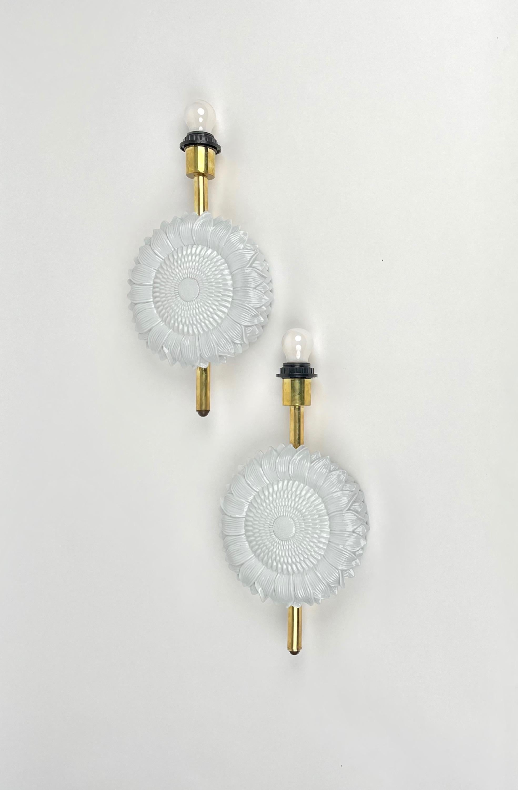 Mid-Century Modern Pair of White Ceramic and Brass Wall Light Sconces, Italy, 1970s For Sale