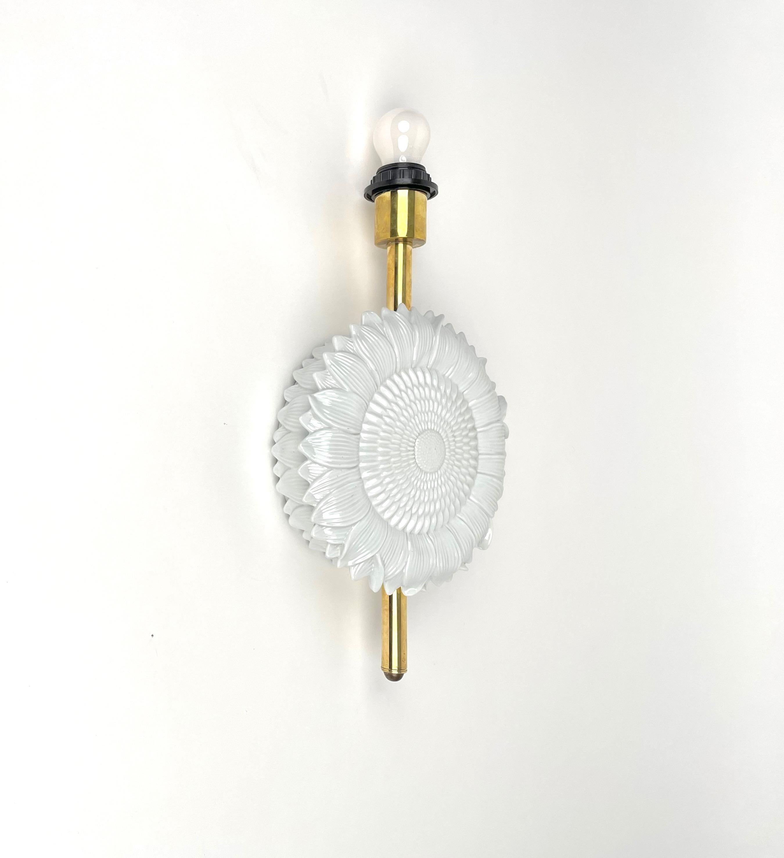 Pair of White Ceramic and Brass Wall Light Sconces, Italy, 1970s In Good Condition For Sale In Rome, IT