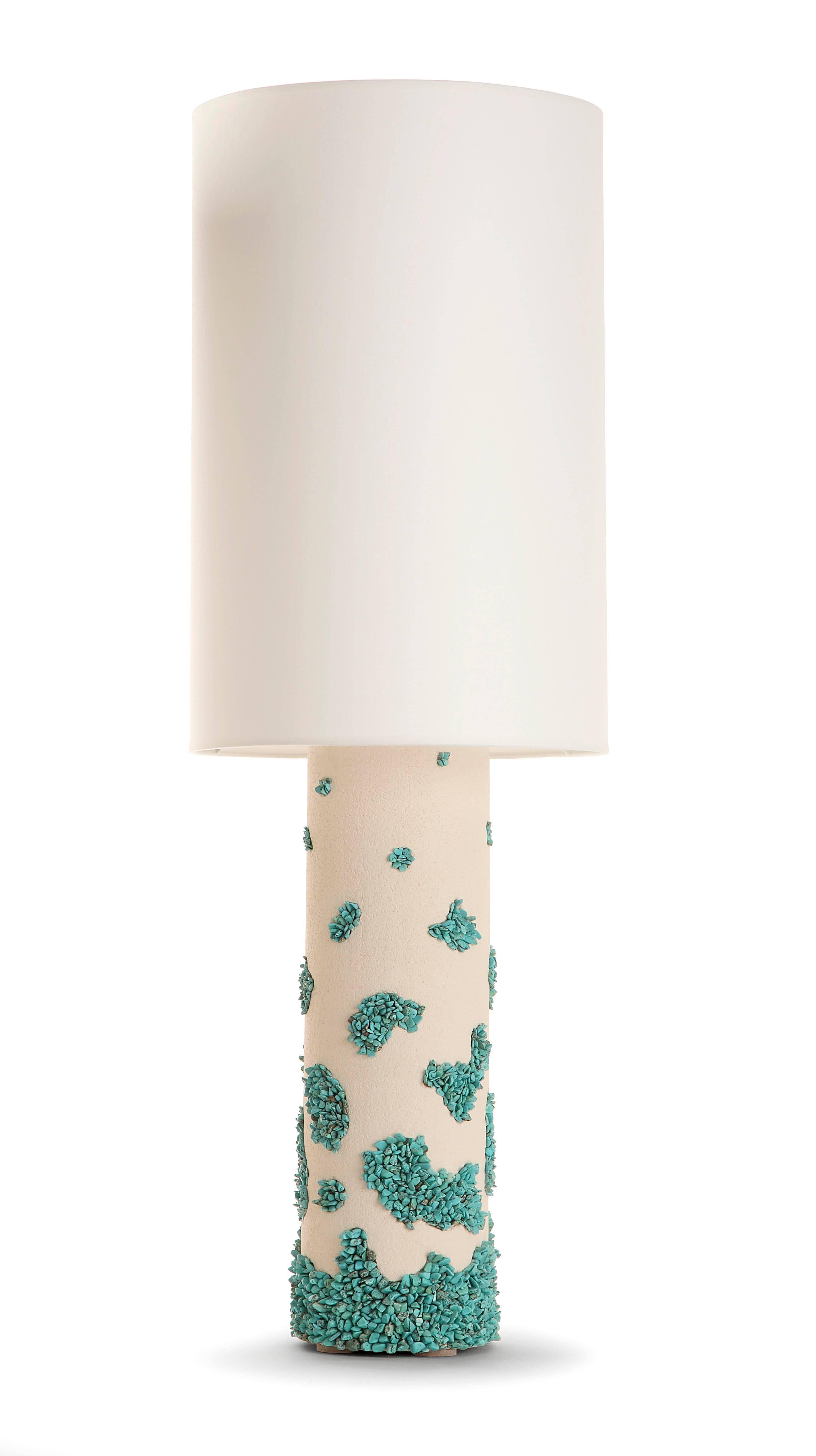 Contemporain white ceramic and turquoise Howlite Lampes
Measure: Height with shade 83 cm / without shade, ceramic only: 40 cm
Handmade creation 2017.

Price is for the pair (but possibility to separate)


Note: Before using, our international