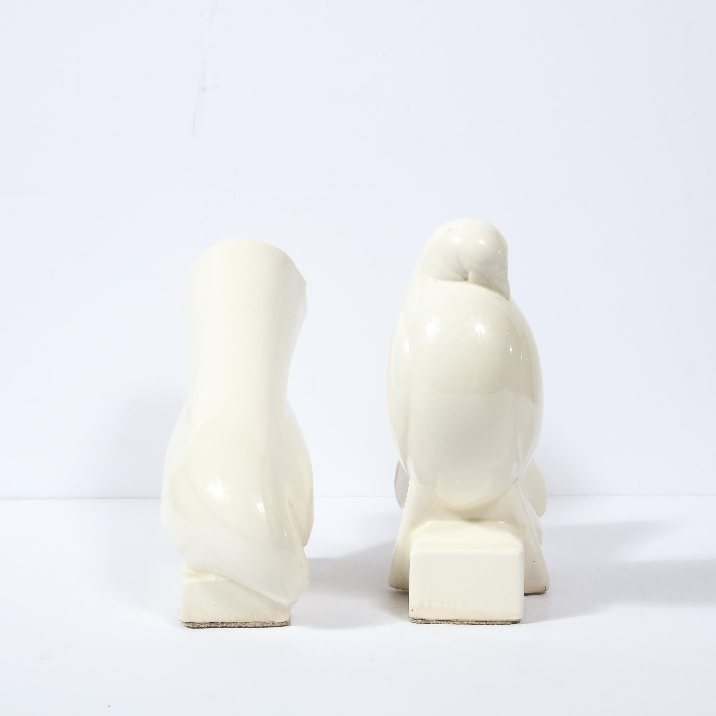 Este impresionante par de esculturas de palomas de cerámica blanca Art Decó fueron realizadas por Jacques Adnet -uno de los diseñadores más célebres e influyentes de la Era Art Decó- en Francia hacia 1940. Ofrecen formas modernistas estilizadas de