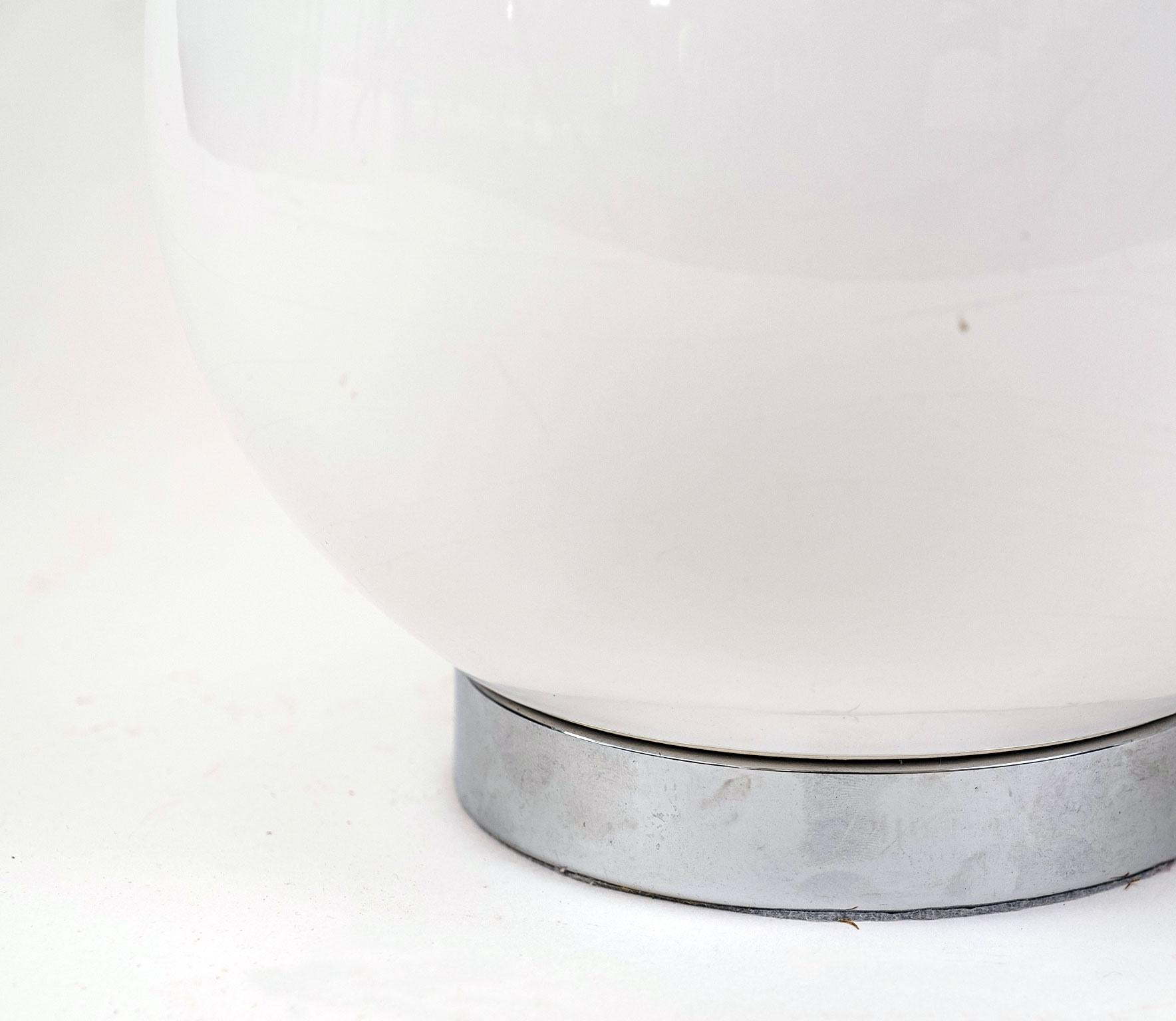 Paire de lampes en céramique blanche, nouvellement câblées pour une utilisation aux États-Unis avec des pièces répertoriées UL. Les lampes comprennent les abat-jour (les mesures indiquées comprennent les abat-jour). Les lampes sont vendues