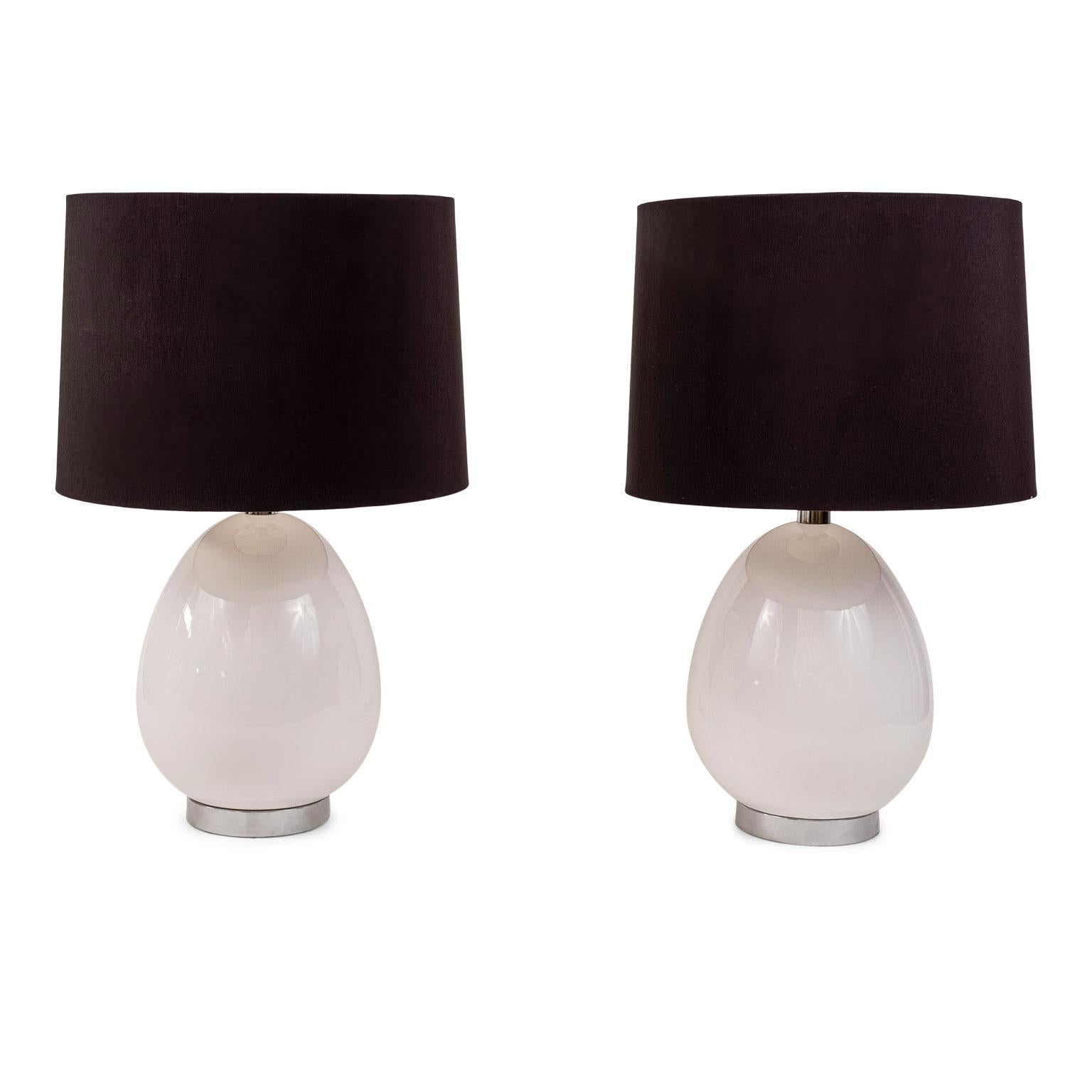 Paar weiße Keramiklampen (Belgisch) im Angebot