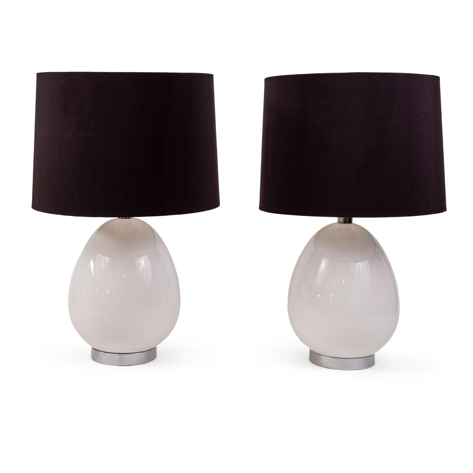 Contemporary Pair of White Ceramic Lamps For Sale
