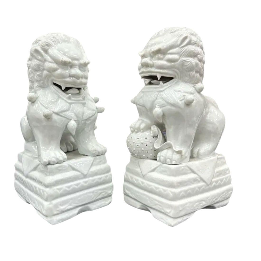 Questa coppia di leoni in ceramica bianca emana eleganza e raffinatezza senza tempo, rendendoli perfetti per qualsiasi arredamento di interni o di giardino. Ogni leone è realizzato con cura e attenzione ai dettagli, con criniere scolpite, posizioni