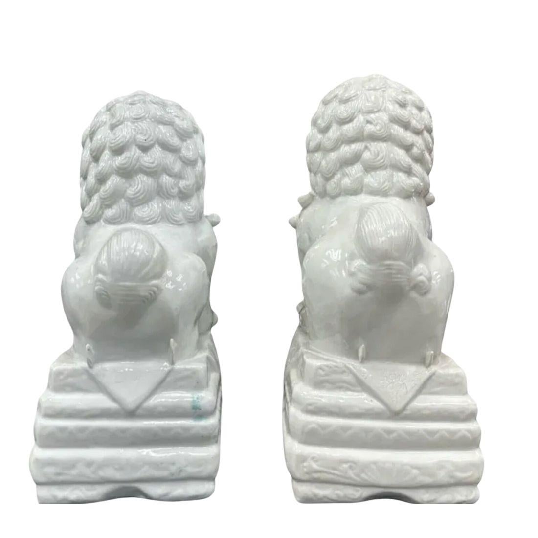 Cineserie Coppia di leoni in ceramica bianca in vendita