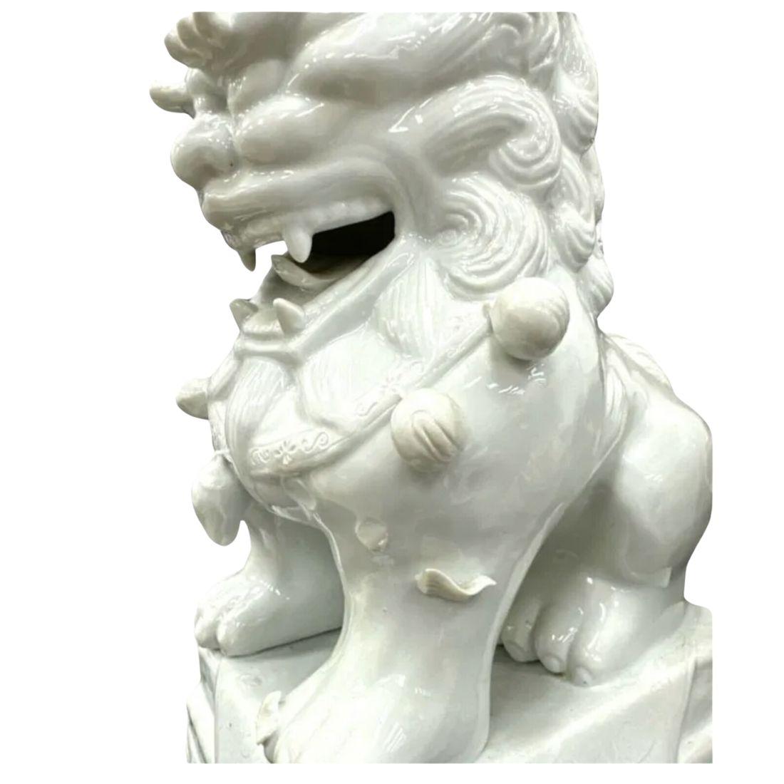 Sconosciuto Coppia di leoni in ceramica bianca in vendita