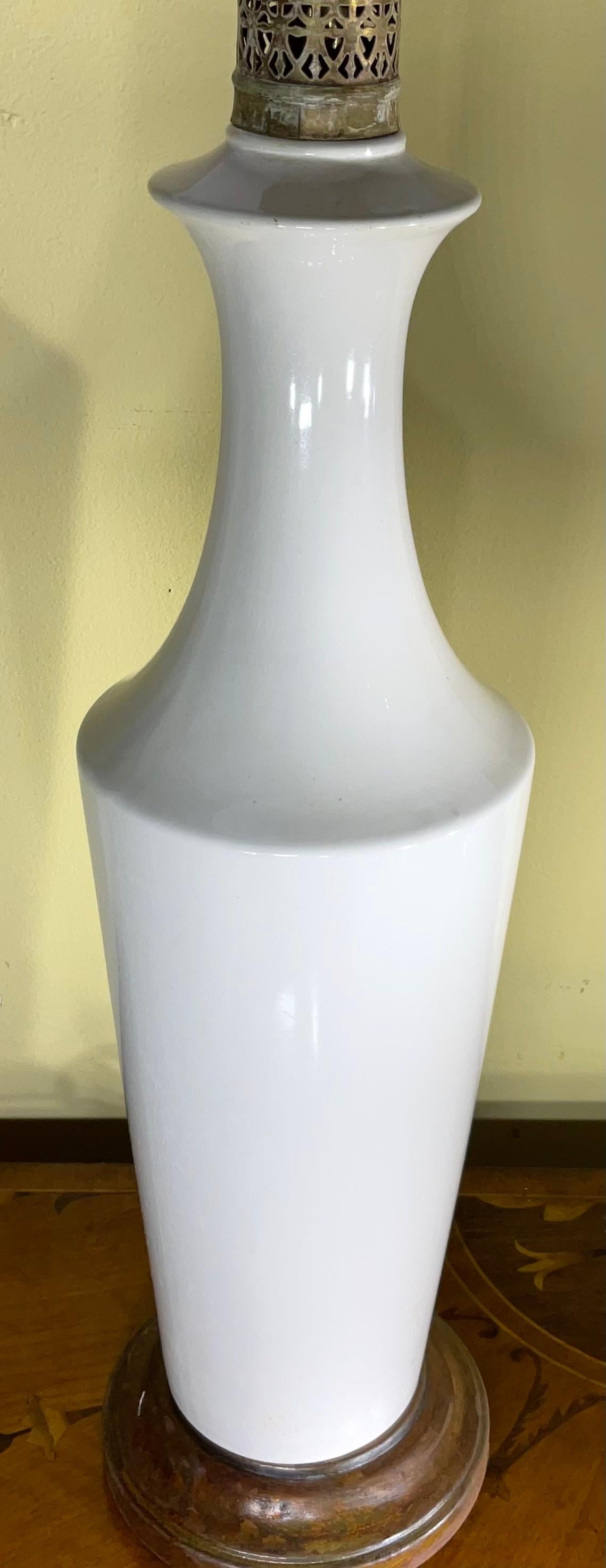 Nord-américain Paire de lampes de table en céramique blanche en vente