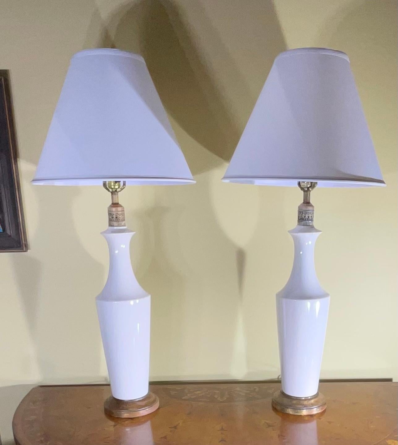 Fait main Paire de lampes de table en céramique blanche en vente