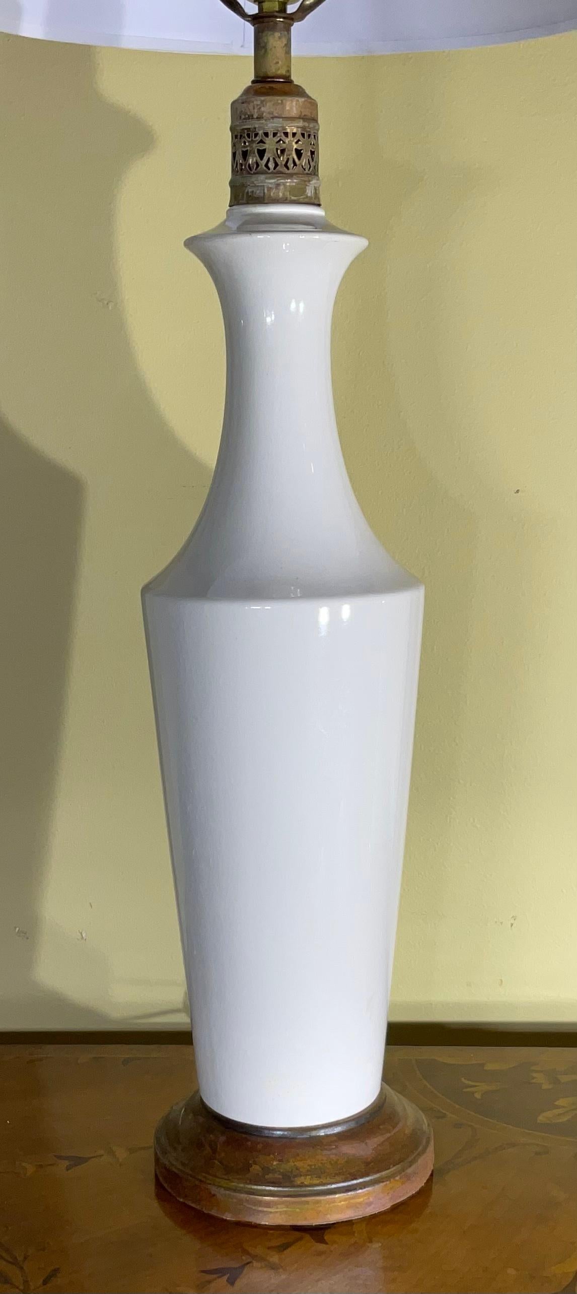 Pair of White Ceramic Table Lamp In Good Condition For Sale In Delray Beach, FL