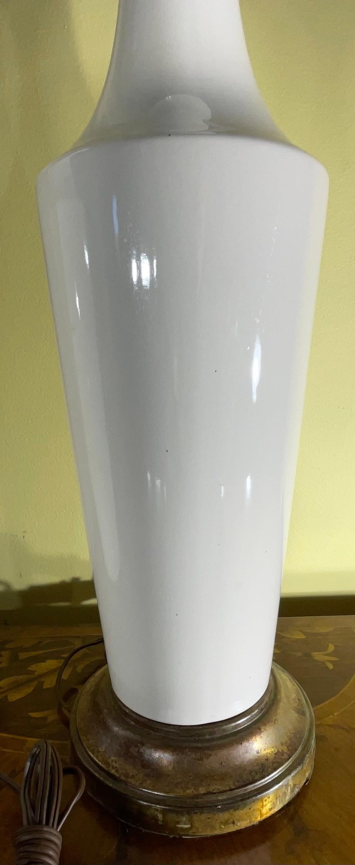 20ième siècle Paire de lampes de table en céramique blanche en vente