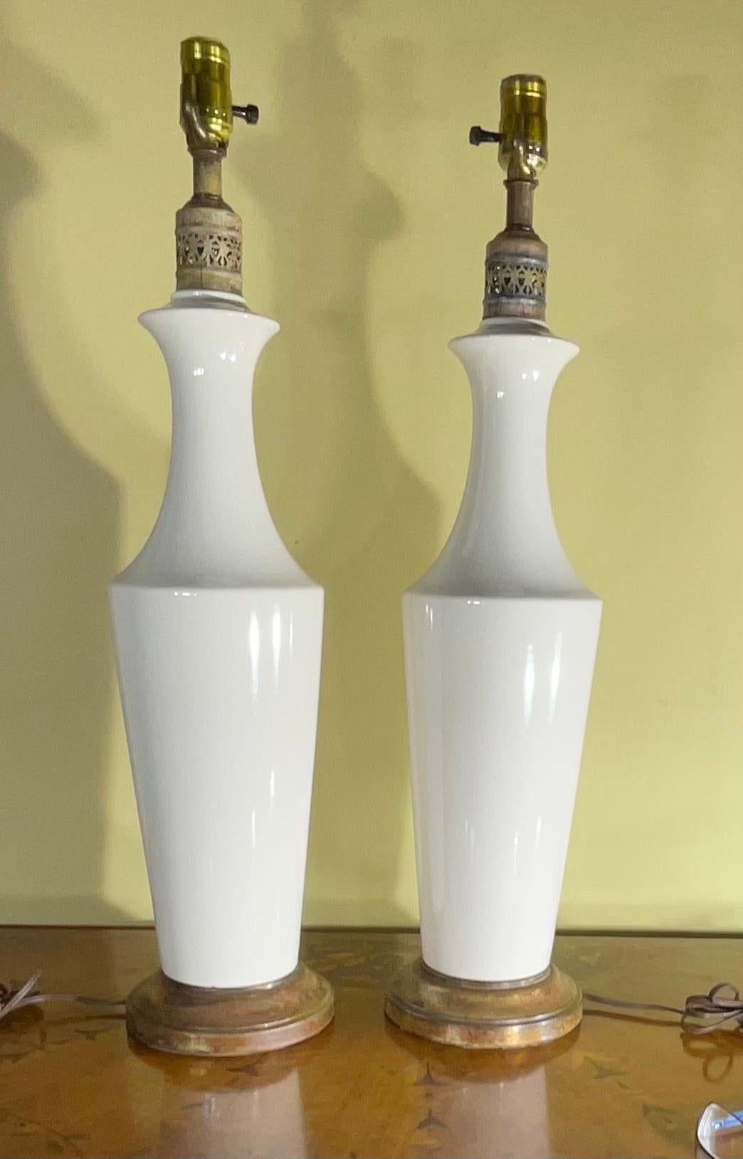 Laiton Paire de lampes de table en céramique blanche en vente