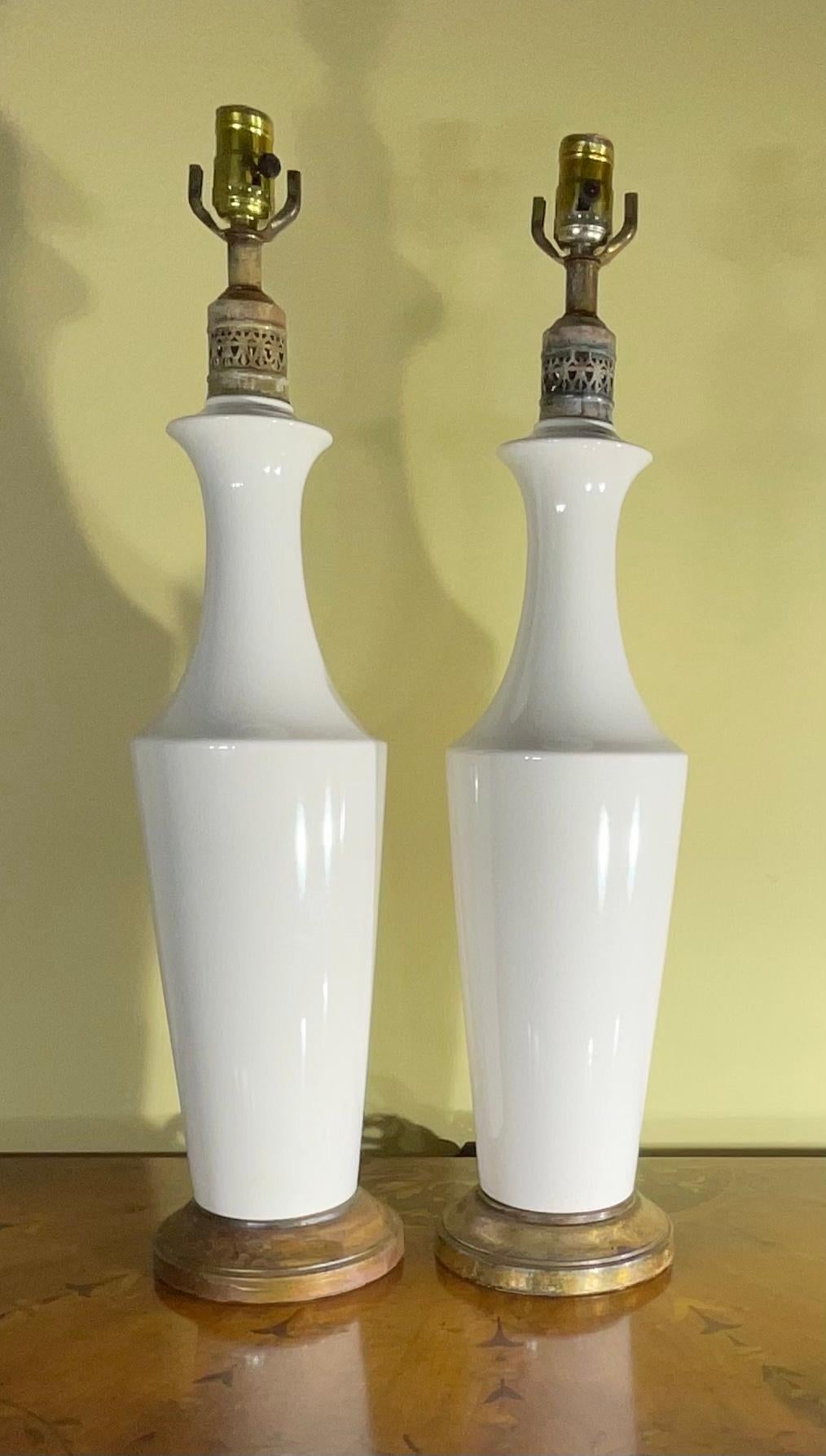 Paar weiße Keramik-Tischlampen im Angebot 1