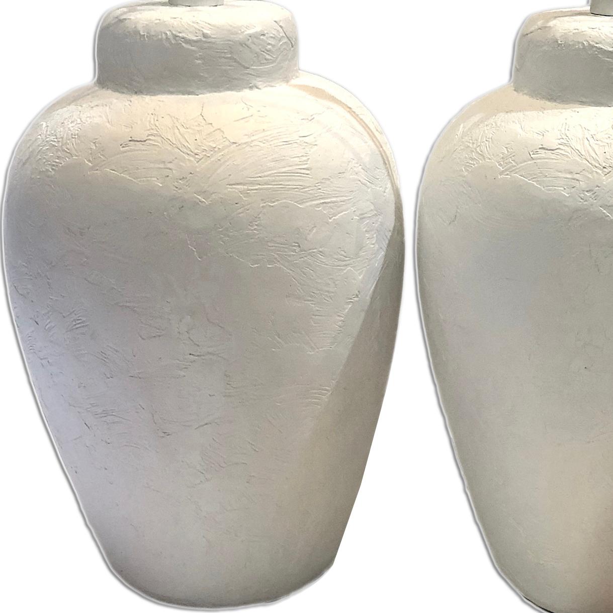 Paar weiße Keramiktischlampen (Italienisch) im Angebot